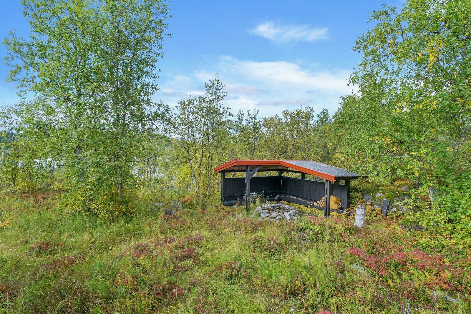 Gapahuk med ildsted - et sosialt samlingspunkt for grilling og hygge Galleribilde