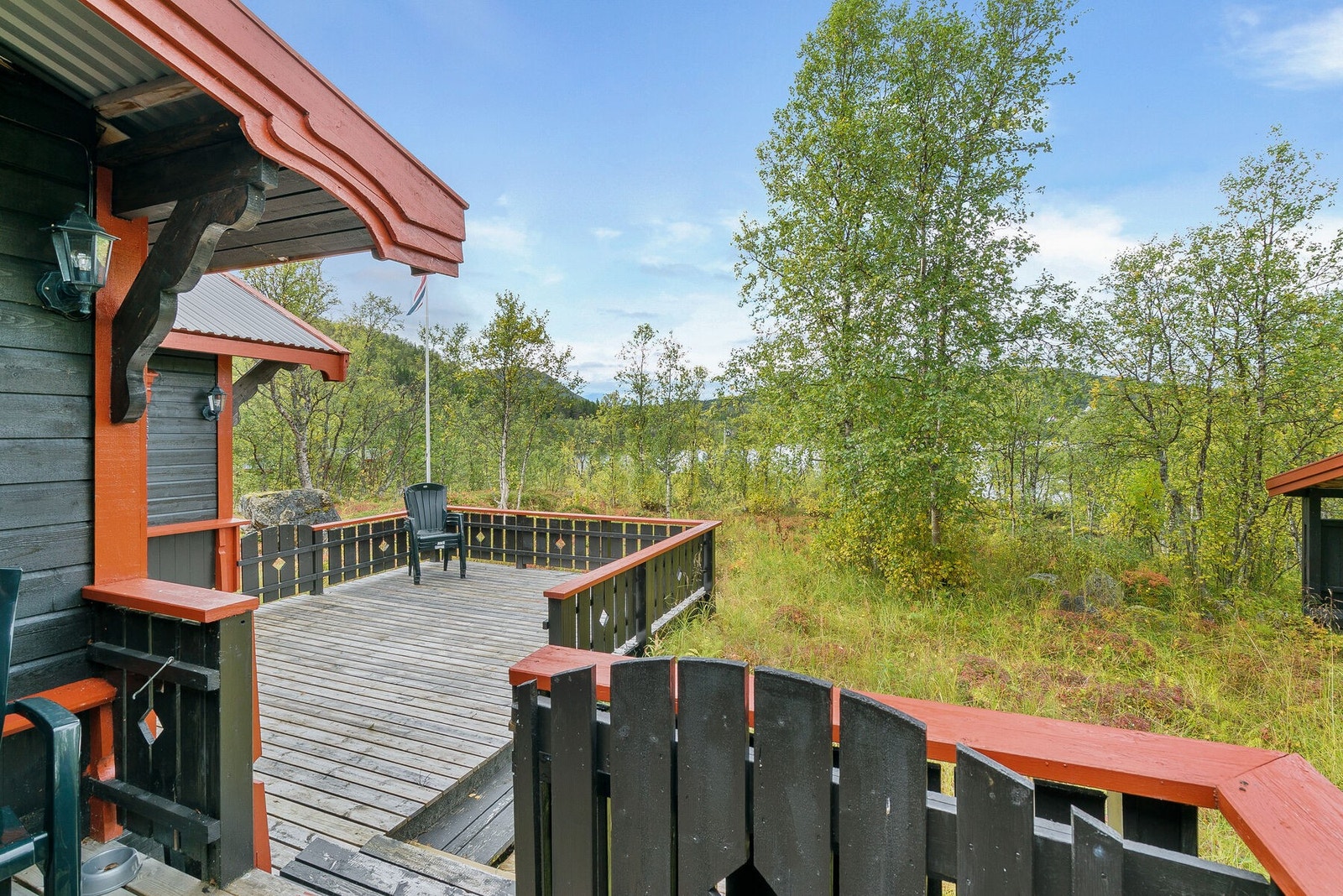 Hytten ligger idyllisk til med flott utsikt over Steinsåsvatnet - omgitt av natur og ro Galleribilde