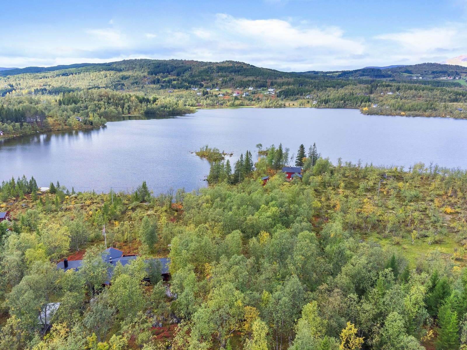Usjenert beliggenhet med egen strandlinje - en sjelden naturperle Galleribilde
