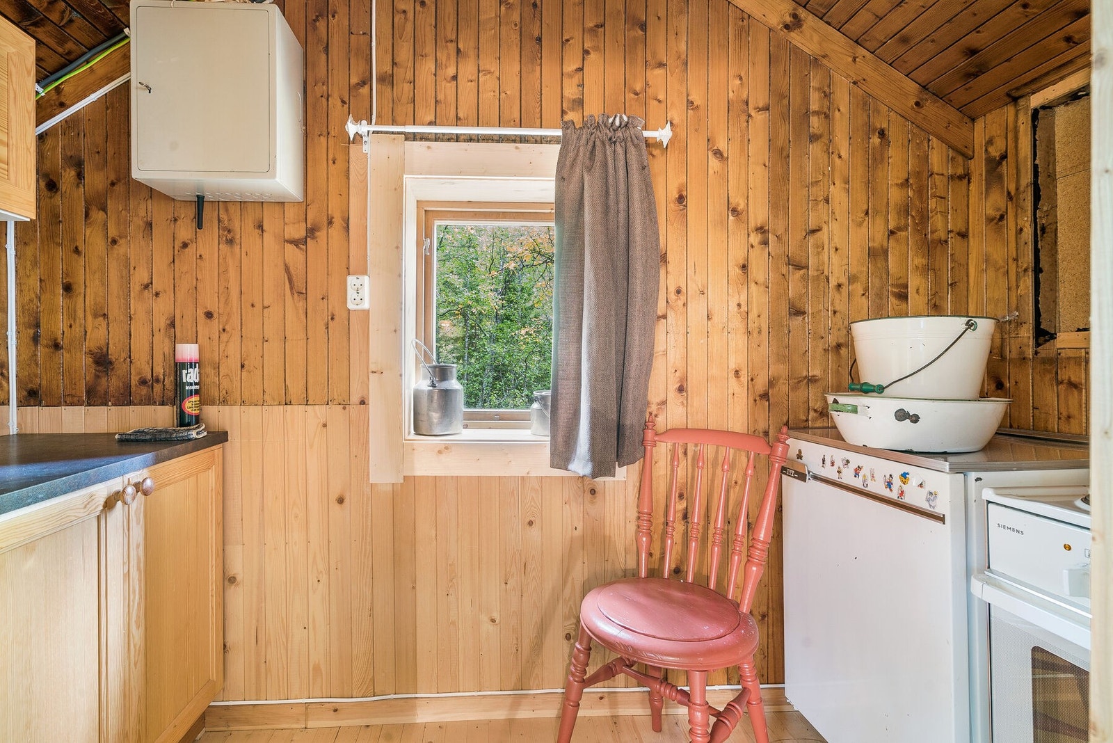 Kjøkken nr 2 - praktisk kjøkkenløsning med plass til det nødvendige Galleribilde