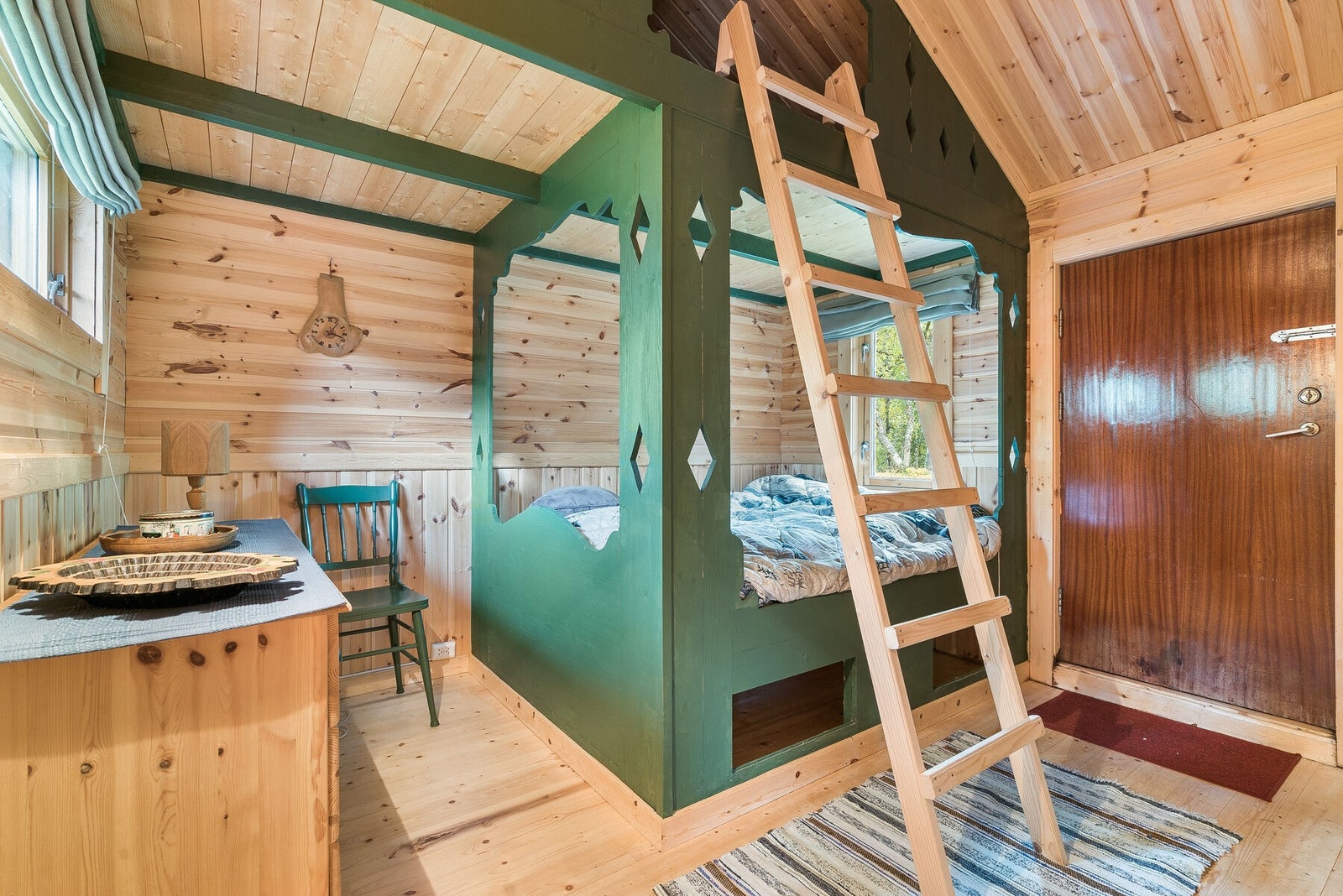 Soverom nr 1 har rolig atmosfære og utsikt mot skog Galleribilde