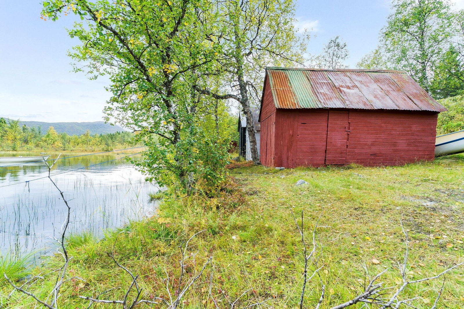 God lagringsplass og enkel tilgang til vannet - 2 plastbåter følger med Galleribilde
