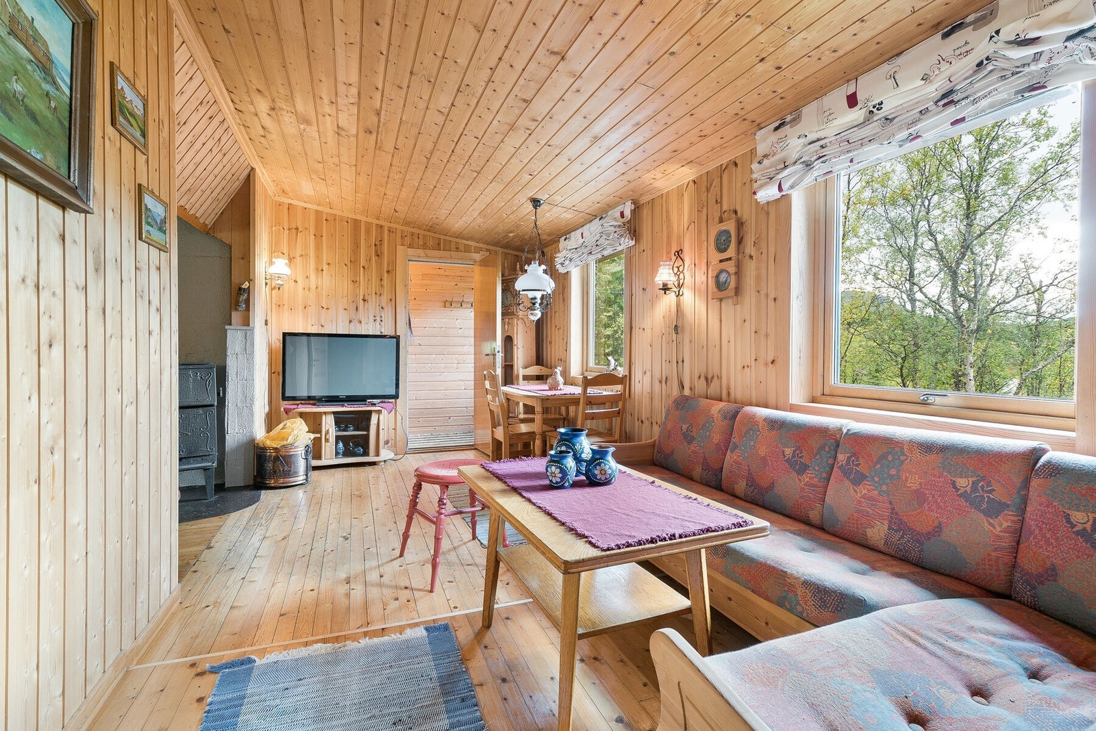 Åpen og luftig stue med plass til både sofakrok og spisebord Galleribilde