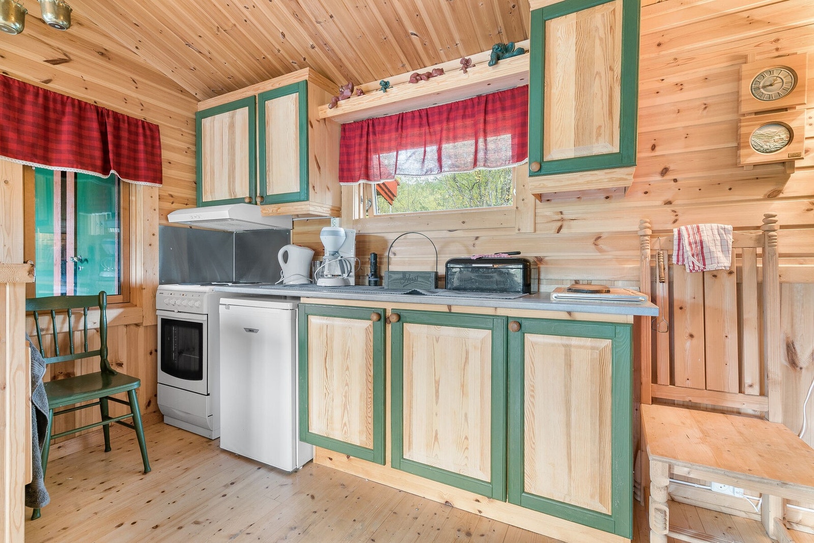 Oppgradert kjøkken med moderne innredning og ventilator Galleribilde