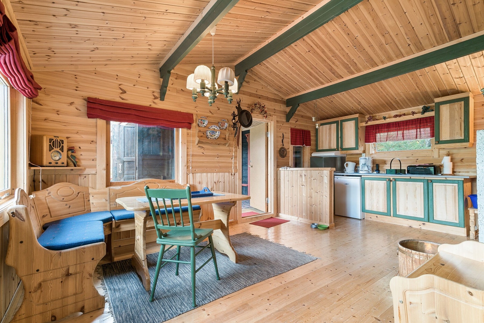 Det er åpen løsning mellom kjøkken og spisestuedel Galleribilde