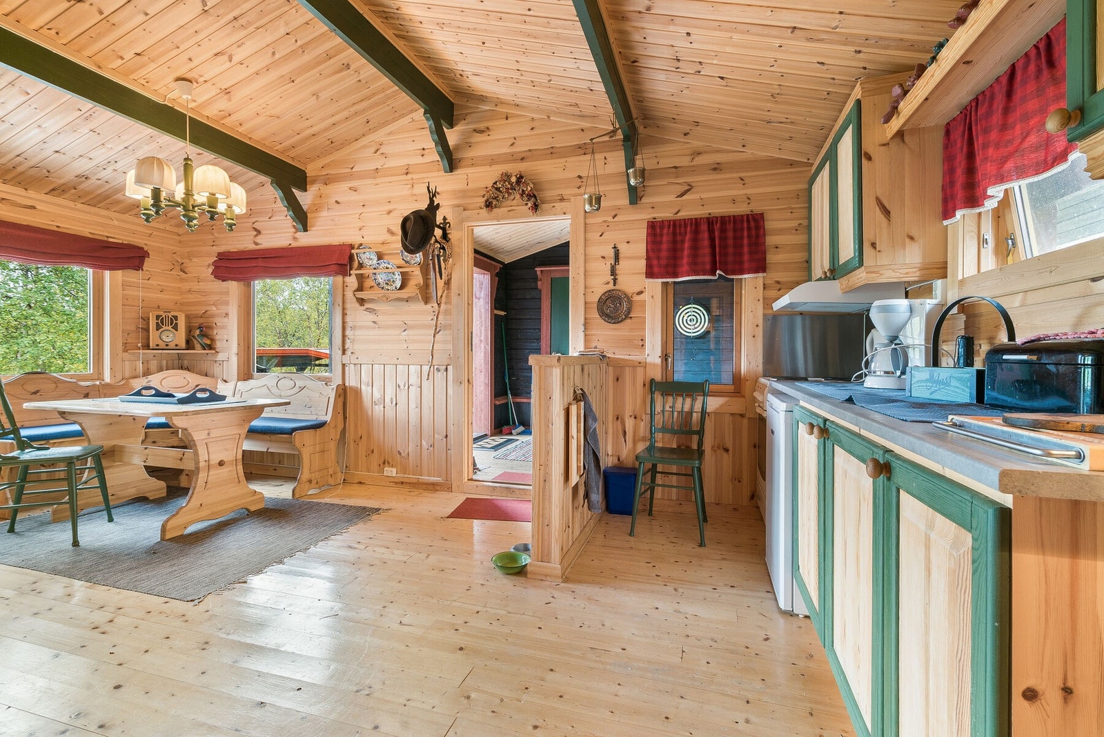 Hytta selges møblert utenom private ting, bilder etc. Galleribilde