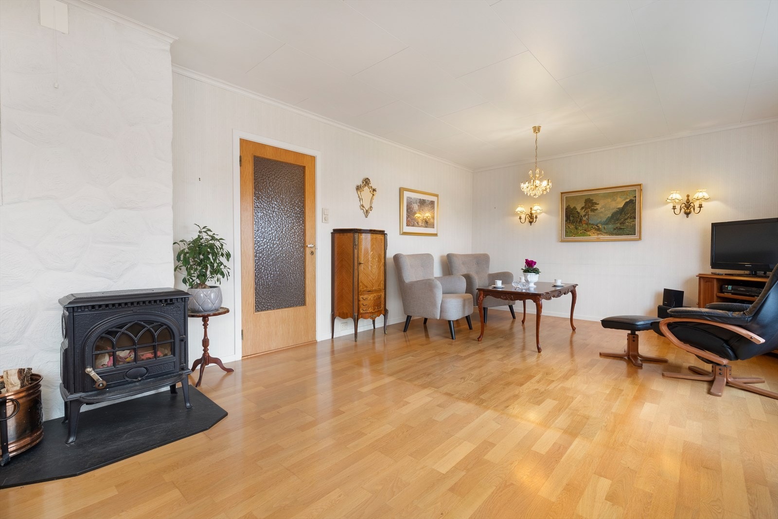 På stue er det vedovn og varmepumpe som sørger for god varme Galleribilde