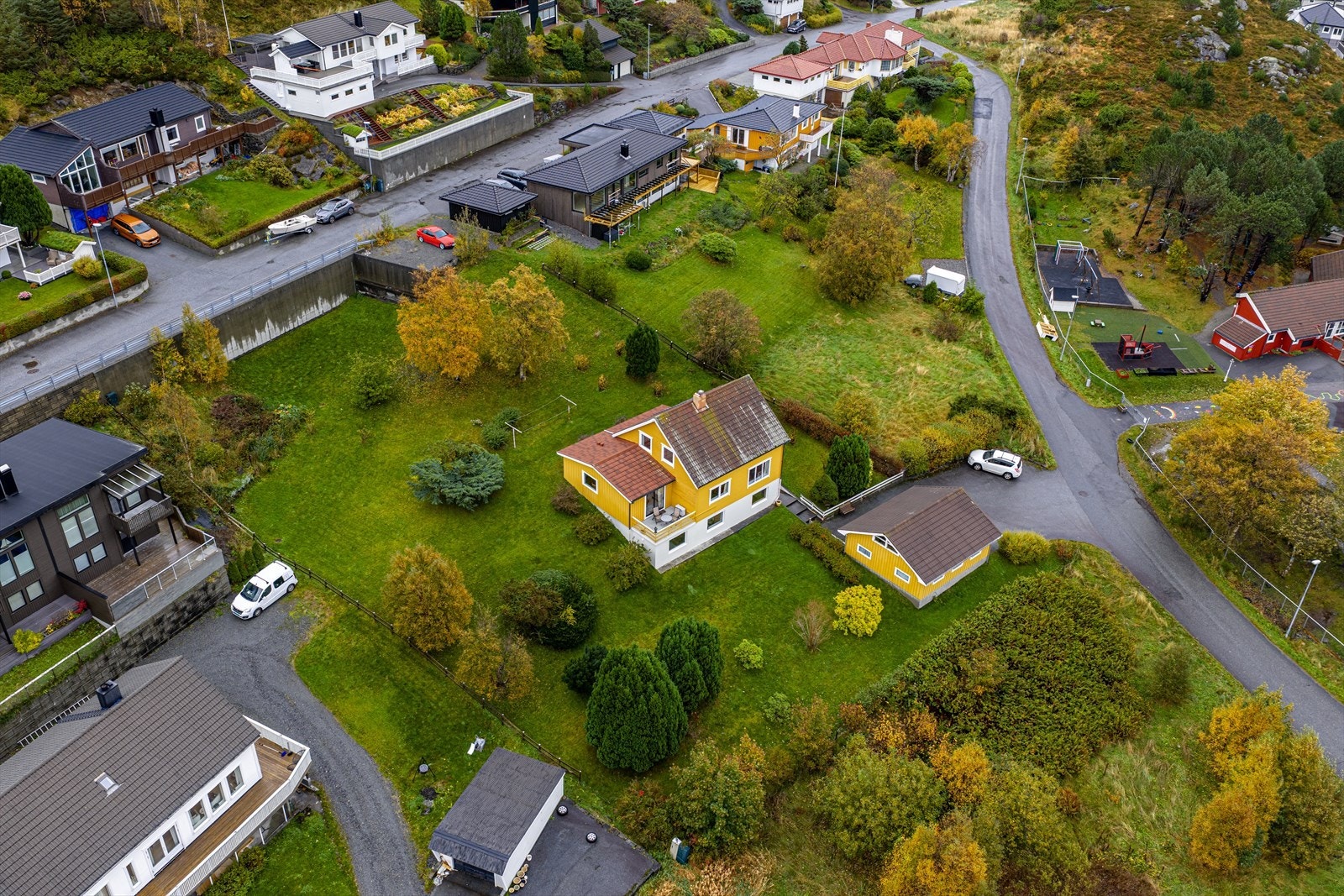 Eldre frittliggende enebolig med en tomt på hele 2.365 kvadratmeter i attraktivt område Galleribilde