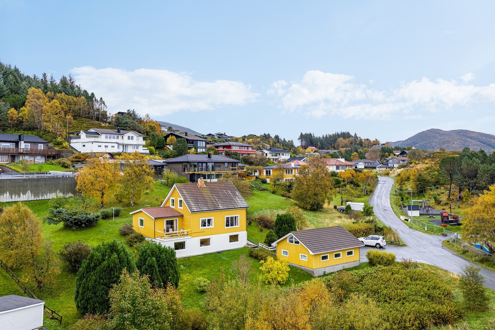 Eiendommen har en sørvendt tomt med god utsikt og solforhold, på oppsiden ved den støpte muren er det tillaget avkjørsel Galleribilde
