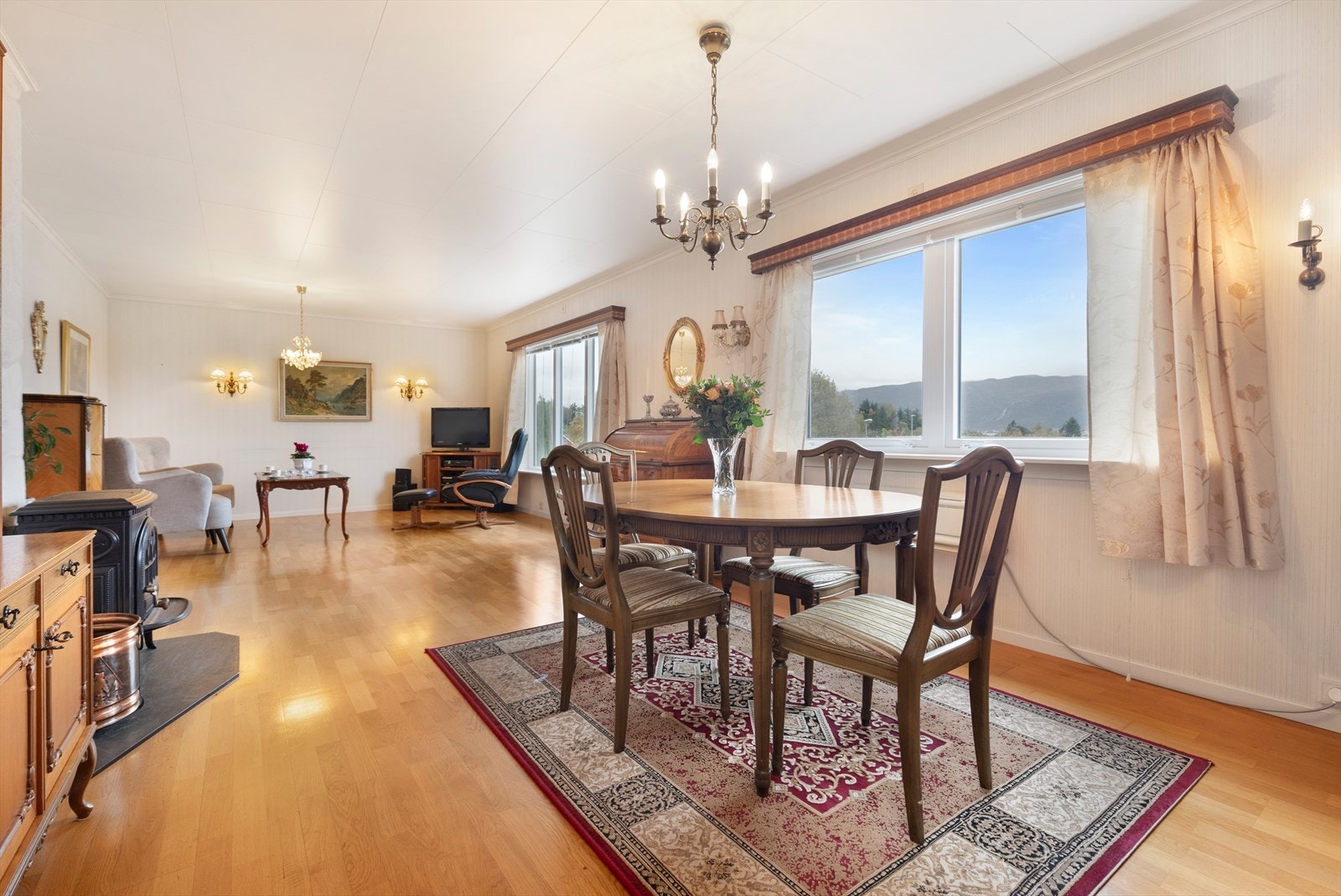 I hovedetasje får du en romslig og hyggelig stue Galleribilde