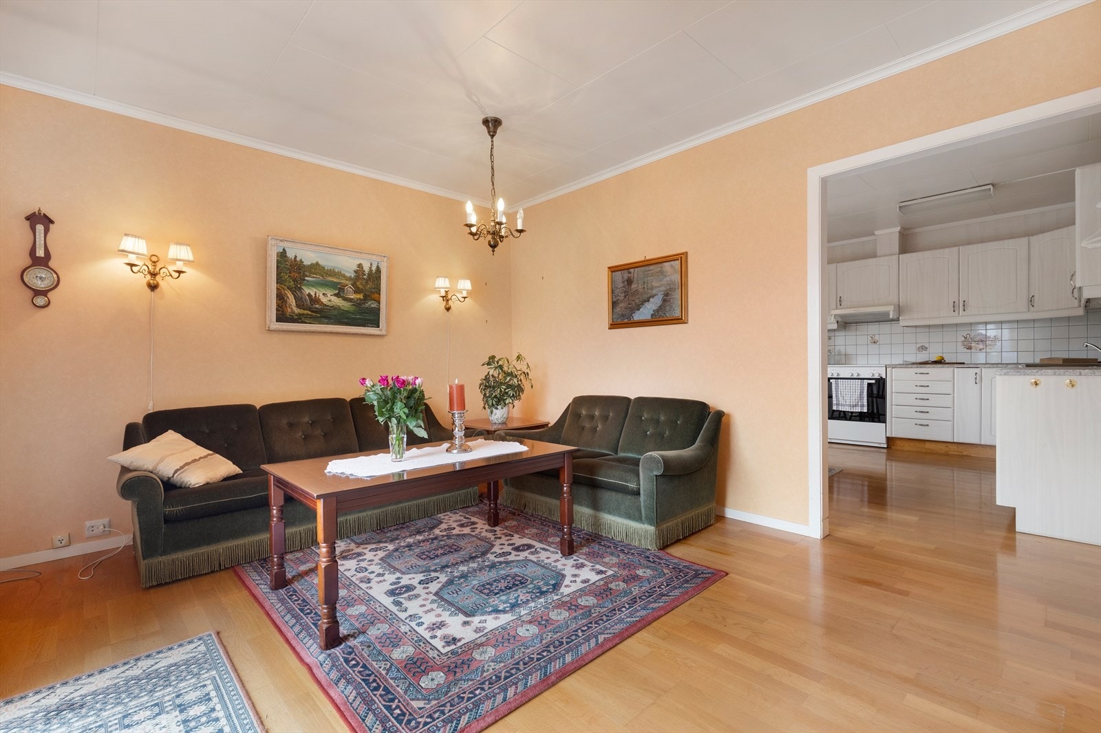 Dels åpen løsning med kjøkken som gir en god romfølelse Galleribilde