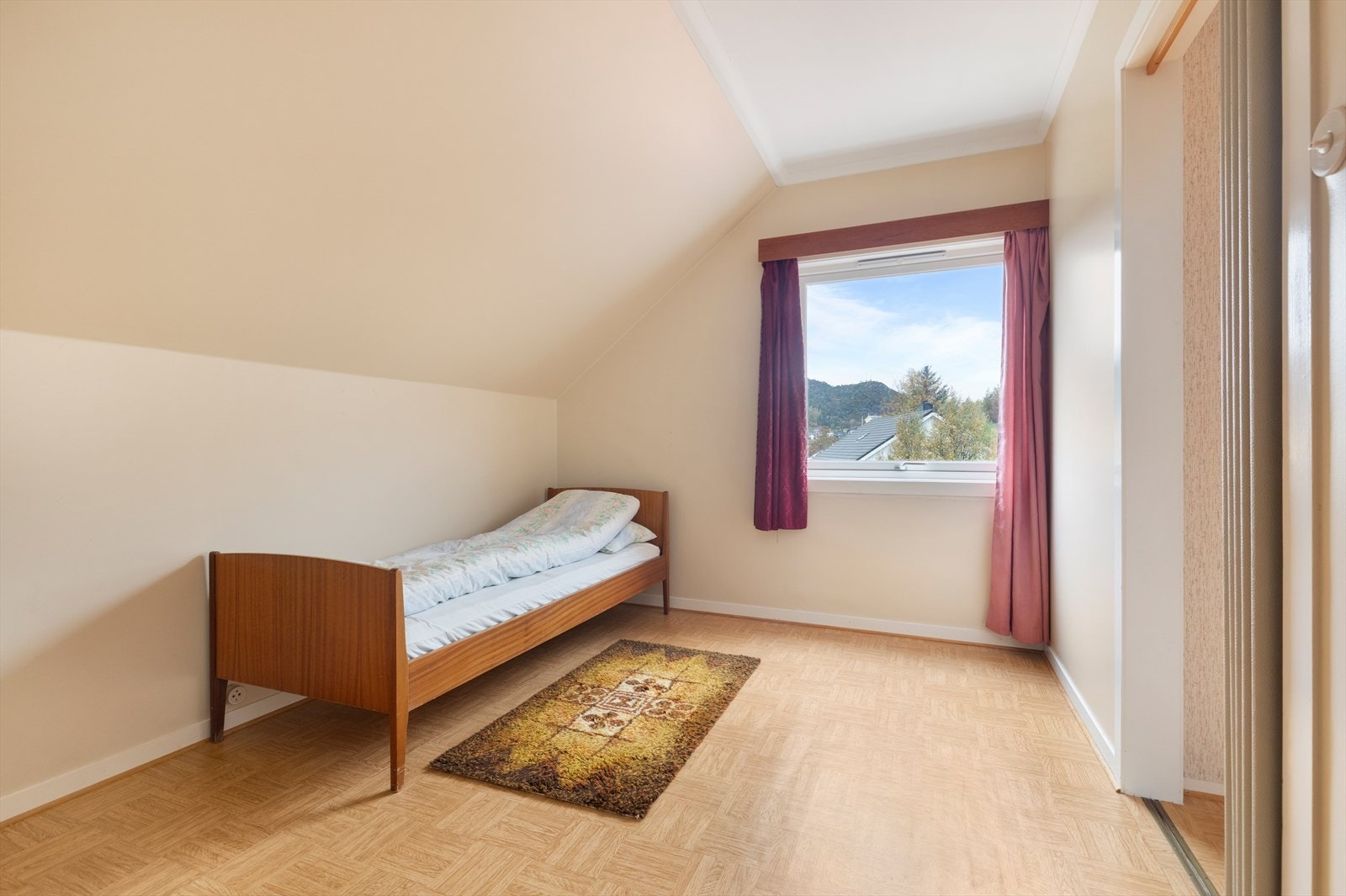 Soverom nr. 5, det her soverommet har tilkomst fra soverom nr. 2 og kanskje kan brukes som garderobe Galleribilde