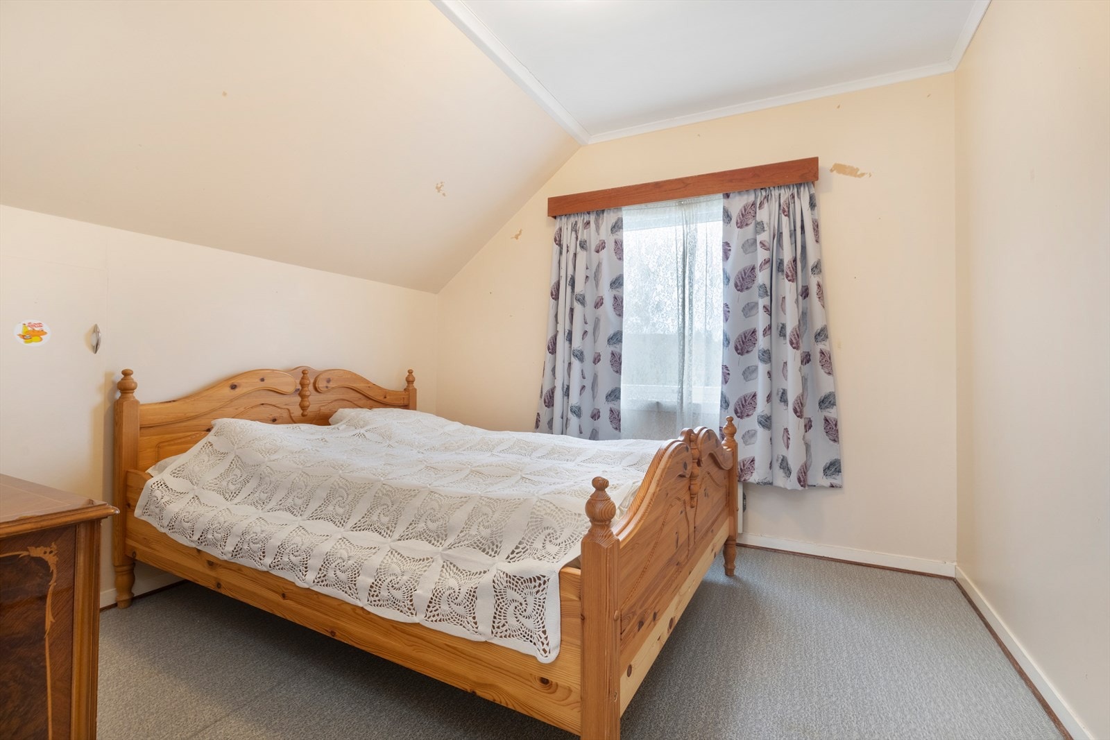 Plass til dobbeltseng og garderobe i flere av rommene Galleribilde