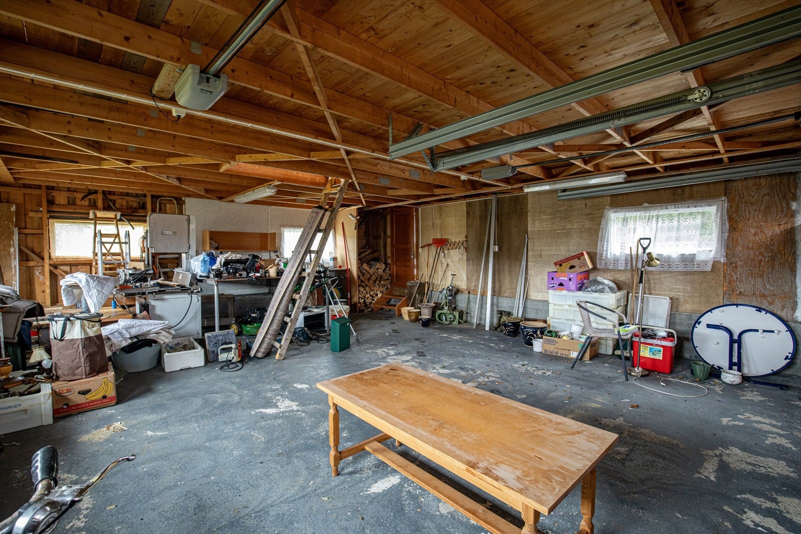 Betonggulv i garasjen gir robust underlag for oppbevaring og verkstedaktiviteter Galleribilde