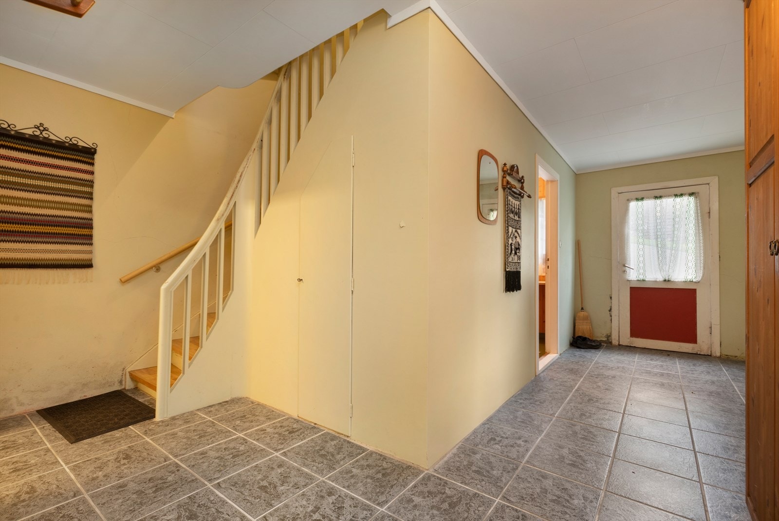 Underetasje med gang/trapperom også med tilkomst fra utsiden Galleribilde