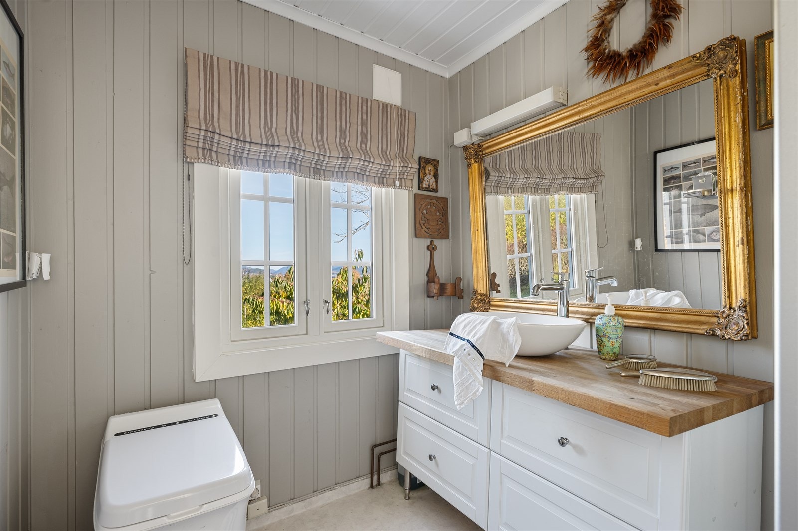 Delikat bad med toalett og dusj Galleribilde