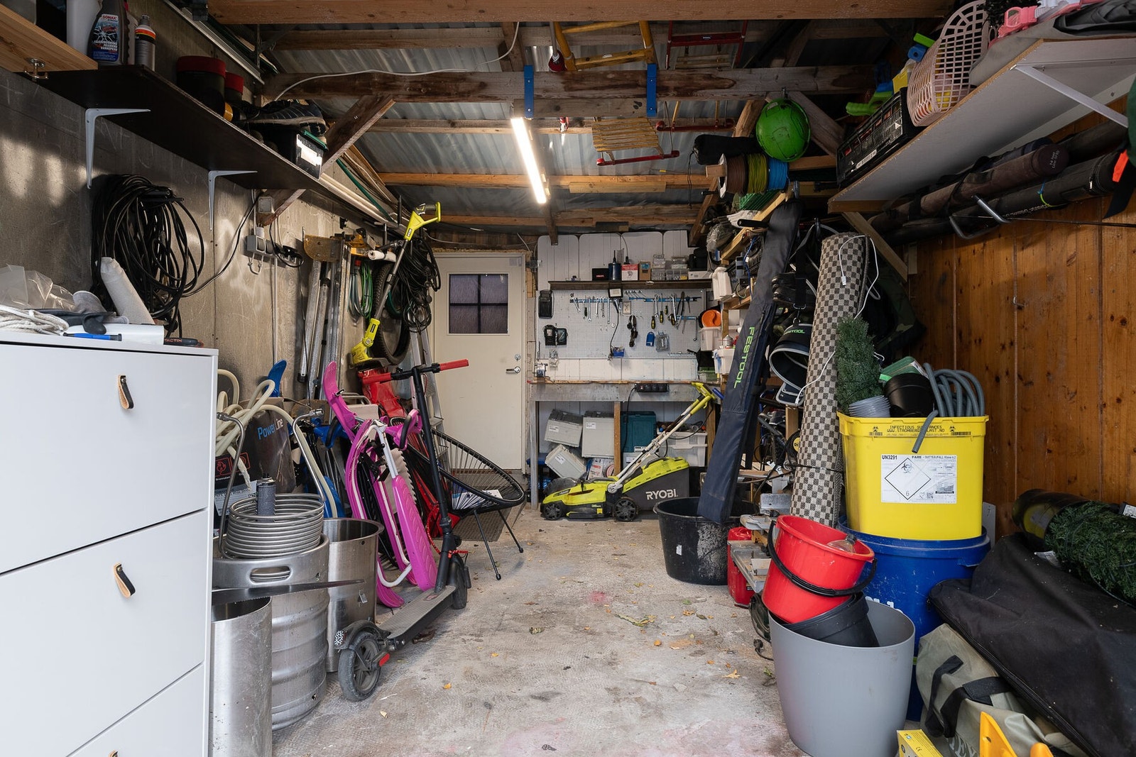 Garasjen innvendig. Døren i bakkant leder til terrasse på baksiden av huset. Galleribilde