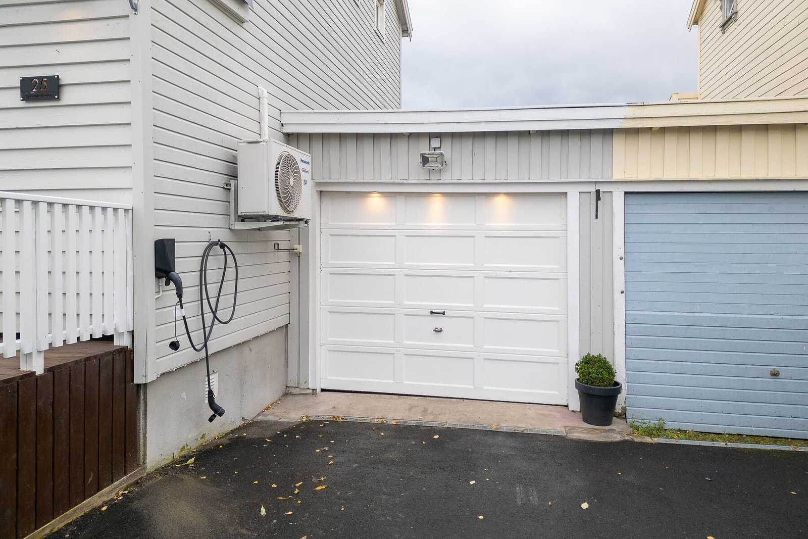 Parkering for én bil i garasje, og for øvrig på asfaltert gårdsplass. Elbil-lader er montert. I 2018 ble takplater på garasjen byttet. Galleribilde