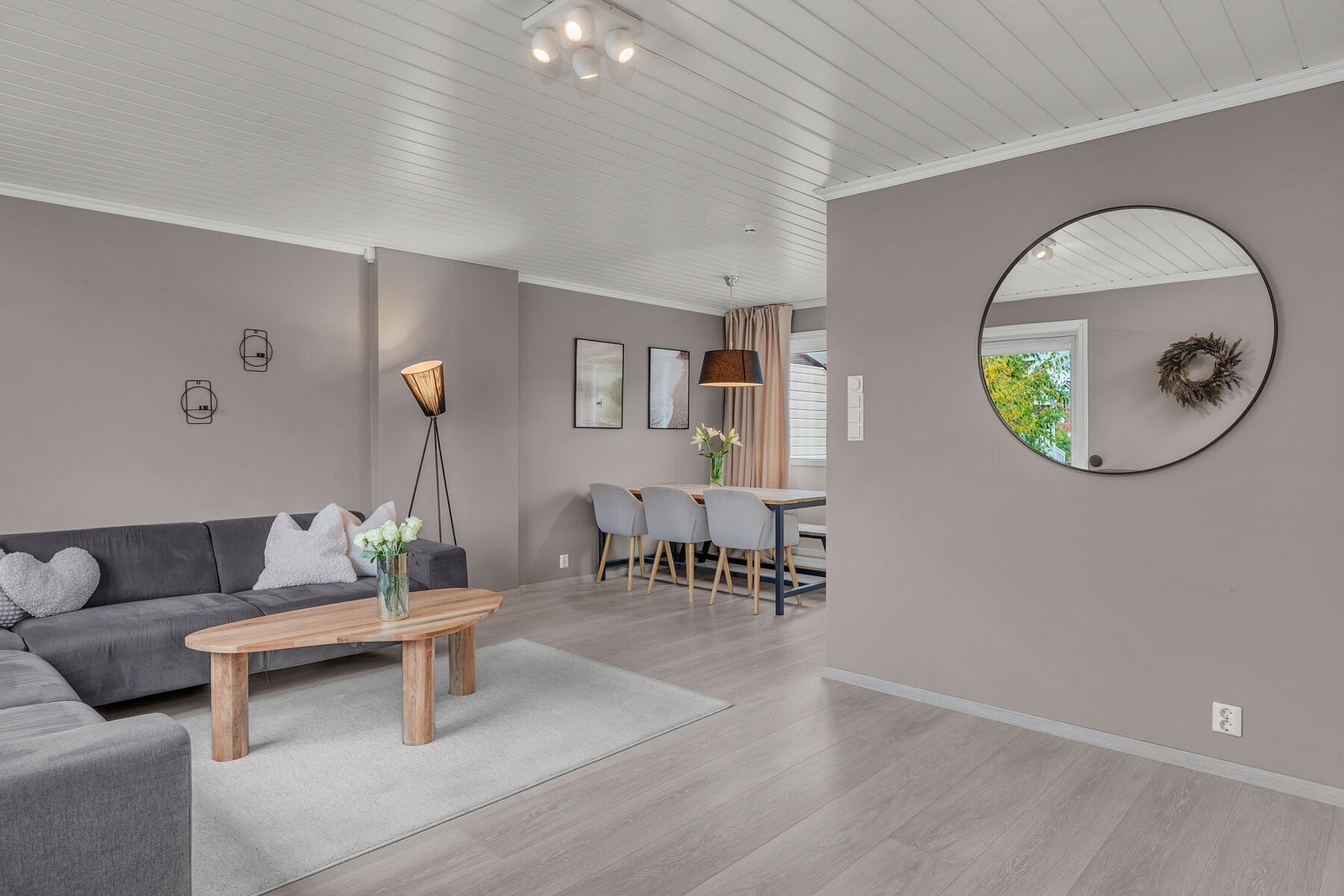 I stuen er det plass til møblering av sofakrok, og en hyggelig spiseplass i tilknytning kjøkkenet. Galleribilde