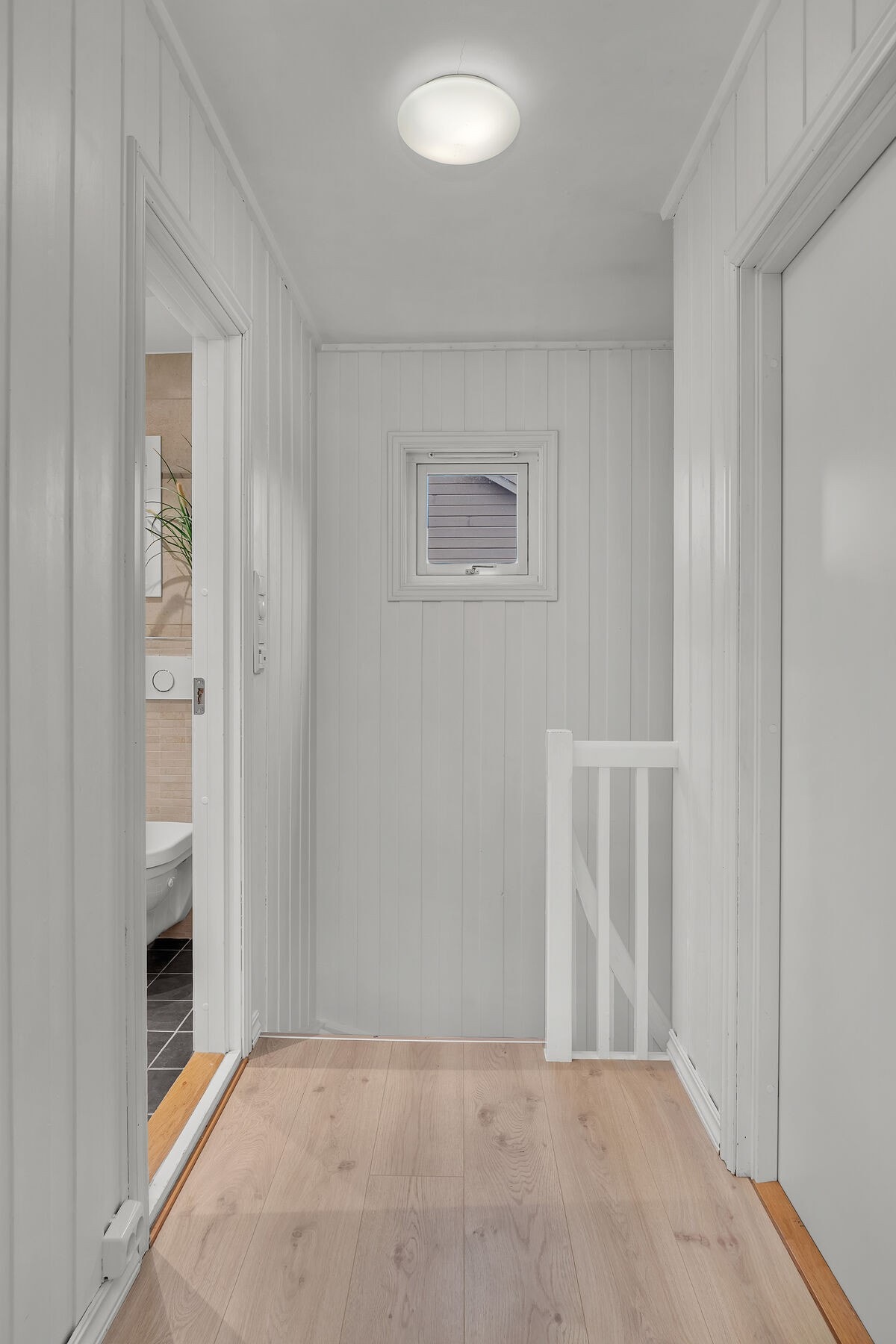 Gang i 2. etasje som leder til boligens tre soverom samt ett av badene. Galleribilde