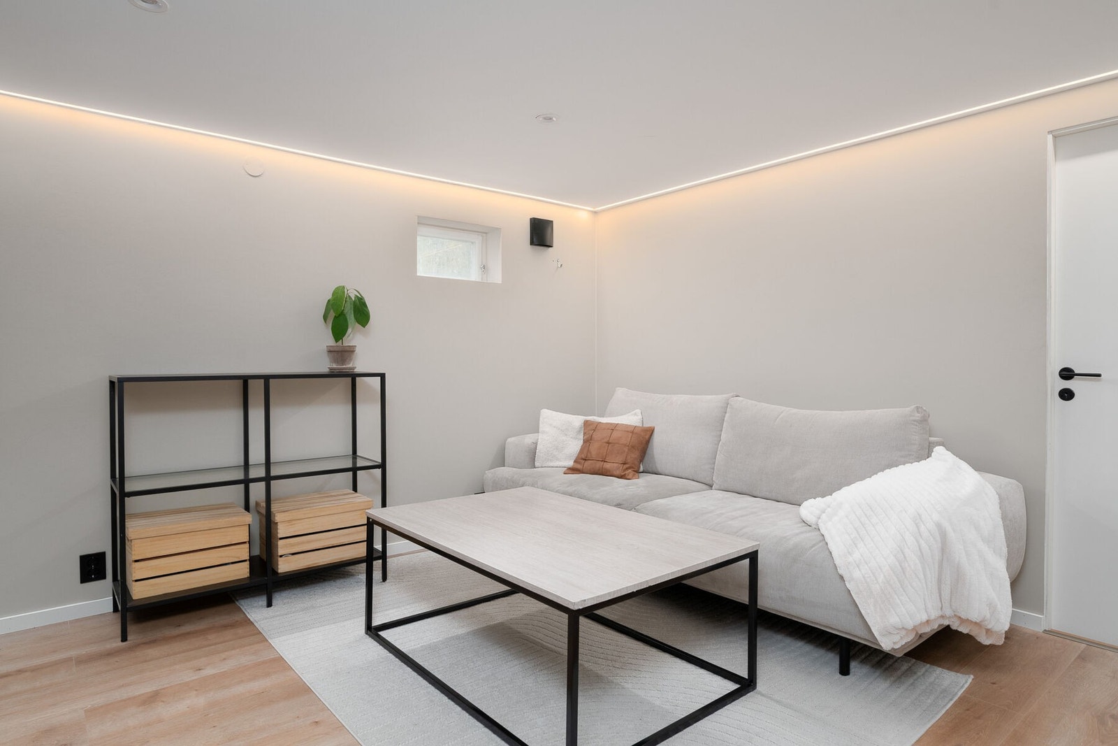 Koselig kjellerstue som ble pusset opp i 2025. Galleribilde