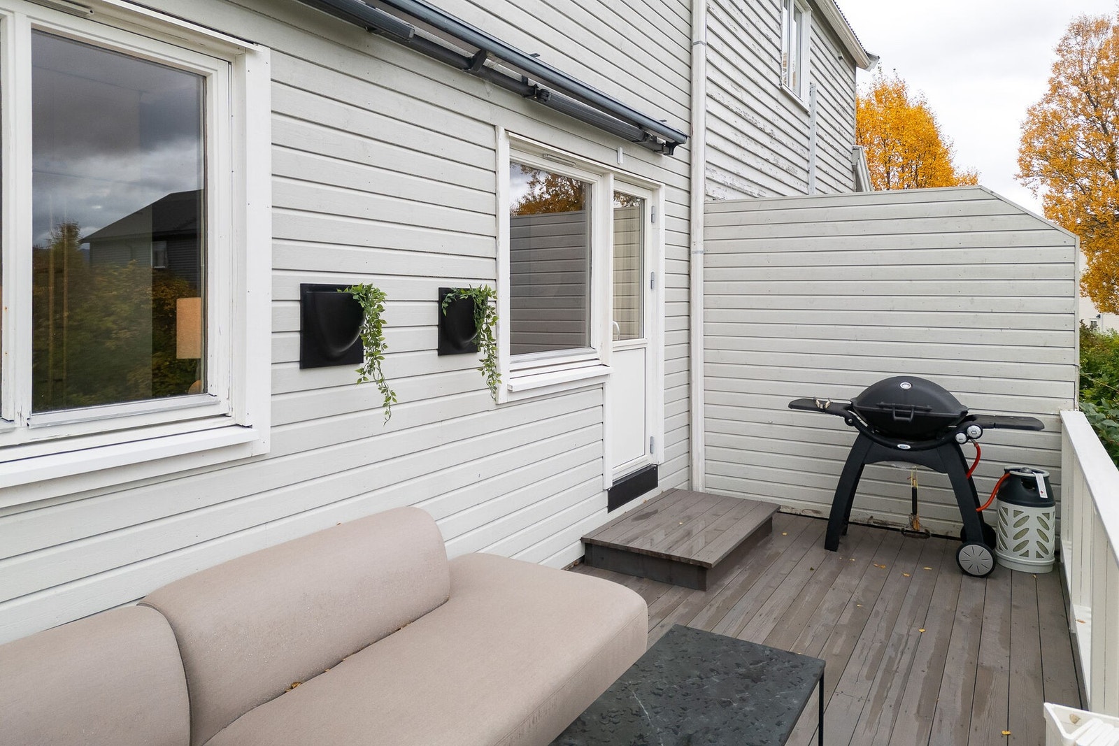 Lun og koselig terrasse med plass til både grill og hagemøbler, eller annet en måtte ønske seg. Galleribilde