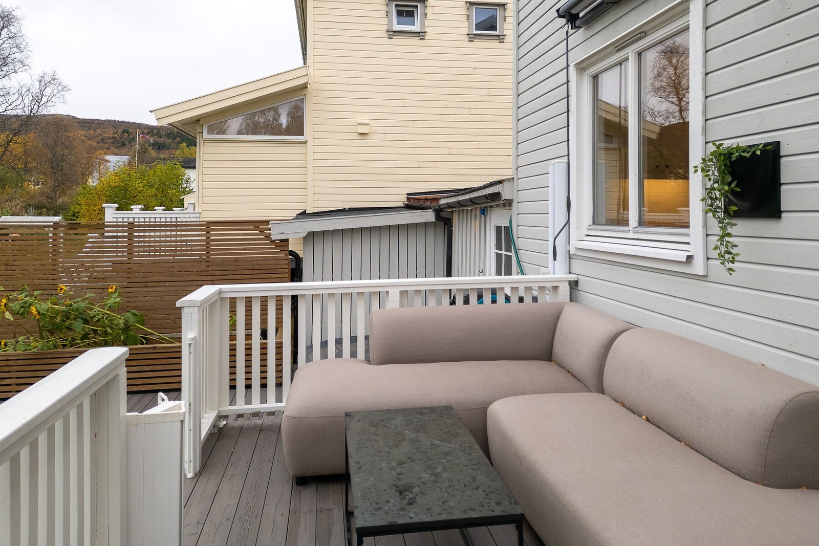 Terrassen har direkte utgang fra spisestue. Galleribilde