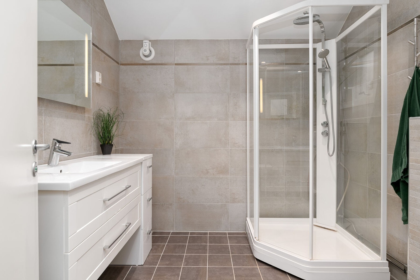 Hovedbadet er fra 2013 og har fliser på gulv og vegger, med elektrisk gulvvarme og spotbelysning i taket. Galleribilde