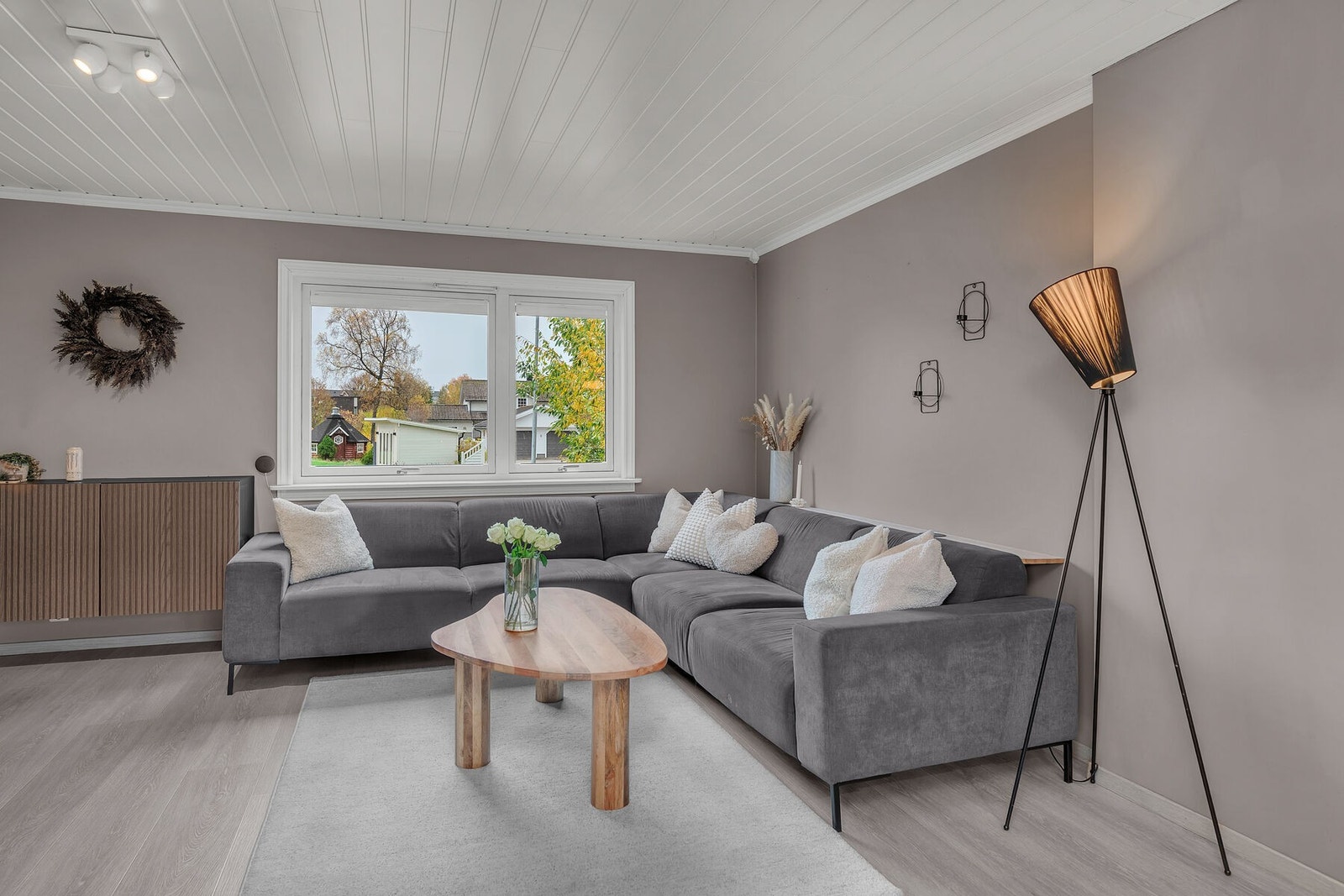 Stuen er malt i en tidsriktig beige farge, og har slitesterkt laminatgulv fra 2020. Galleribilde