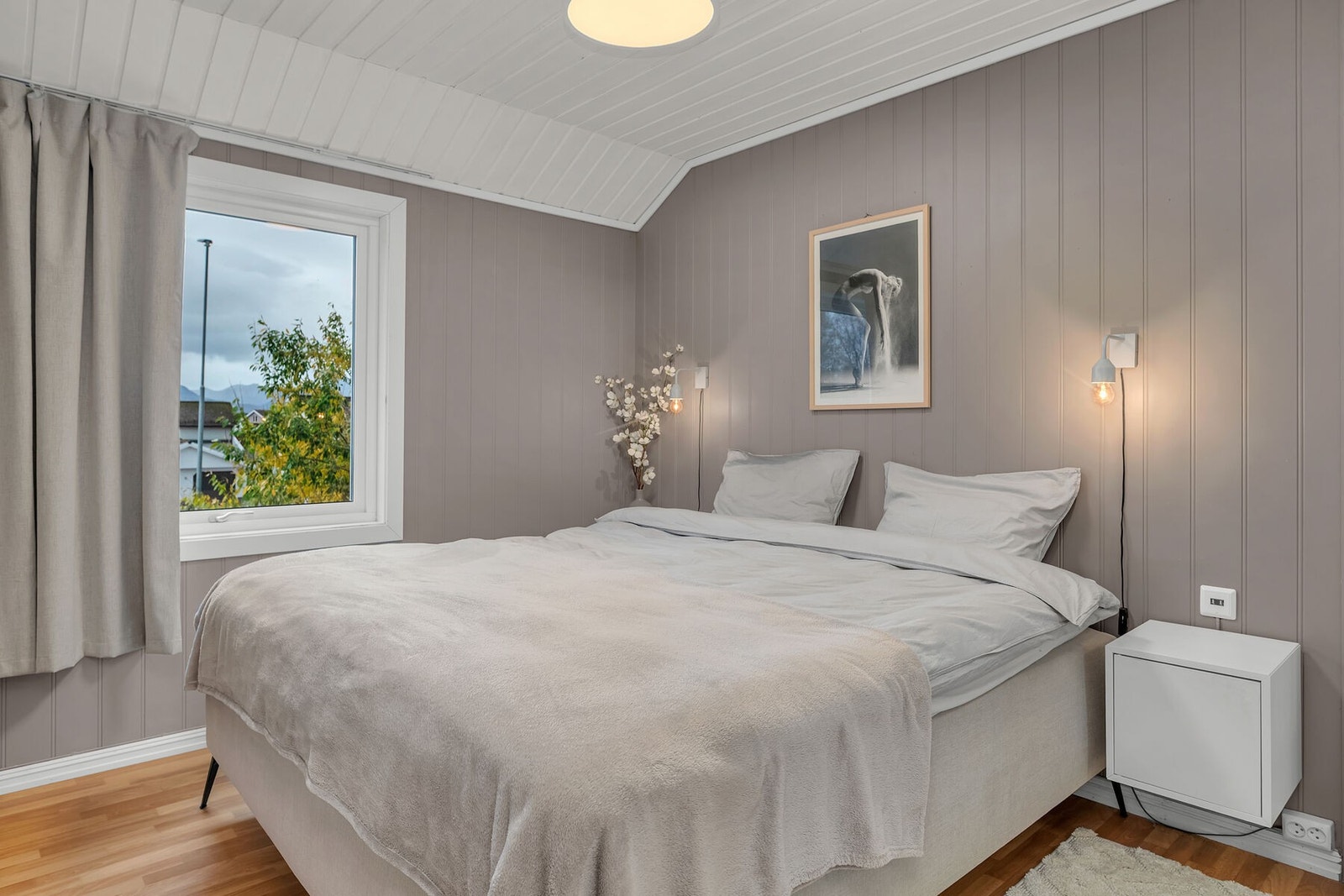 Hovedsoverom som fikk nytt vindu i 2022 og er malt i en lun fargetone. Galleribilde