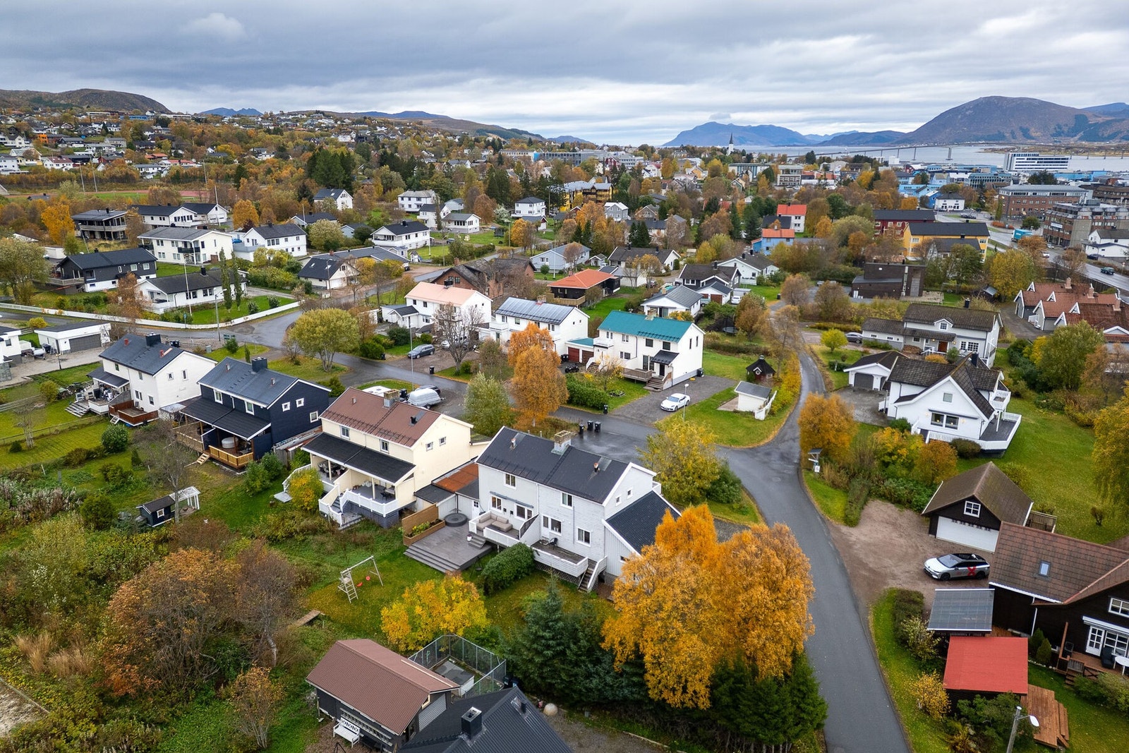 Eiendommen sett fra lufta og nærområdet rundt. Galleribilde