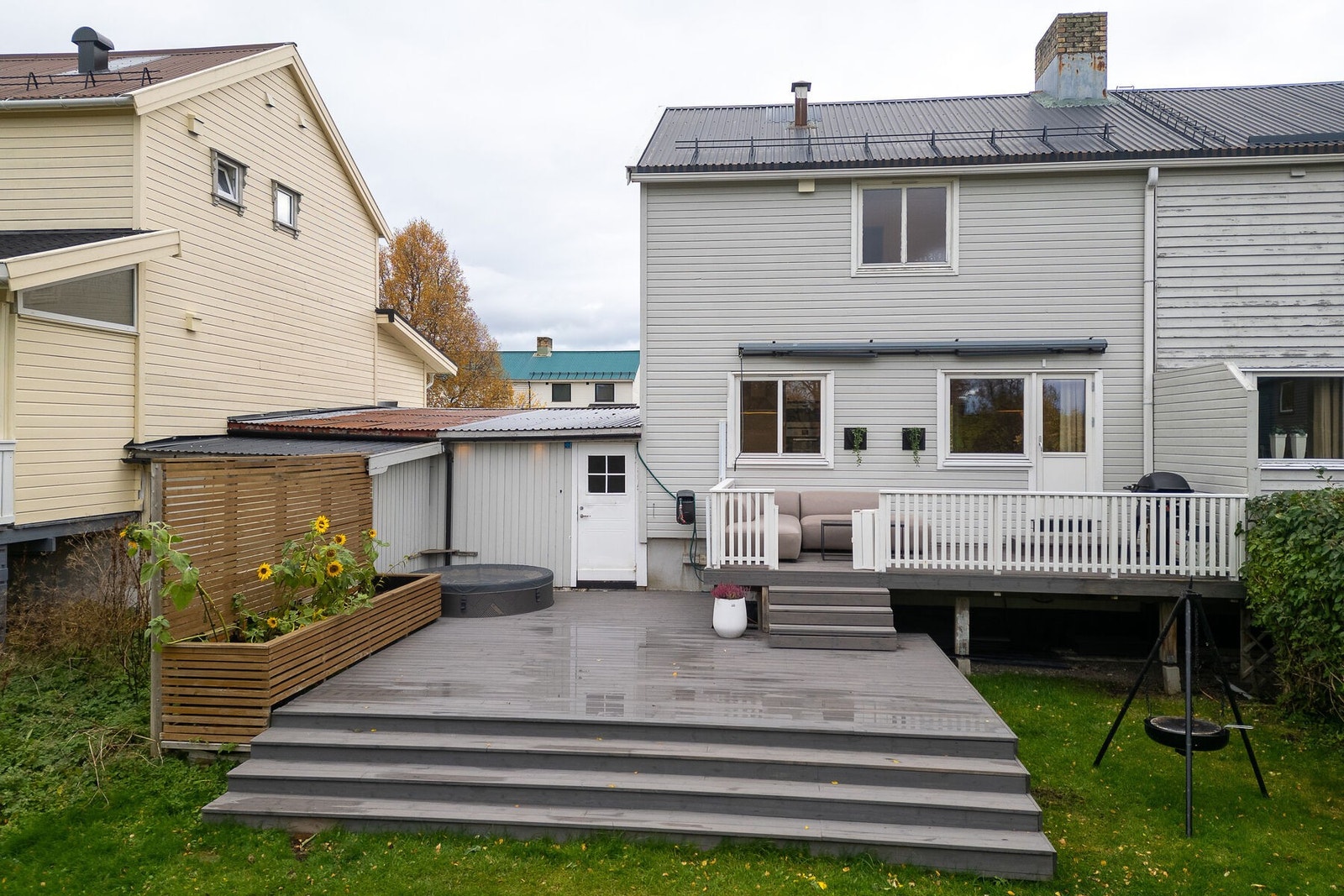 Tiltalende halvpart av tomannsbolig over tre etasjer med tilhørende garasje og flott uteområde. Foto: Lunde Images AS Galleribilde