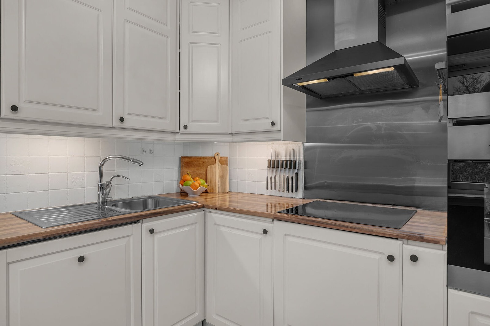 Kjøkkenet er utstyrt med integrert platetopp, stekeovn, micro og oppvaskmaskin. Nisje for kjøleskap. Galleribilde