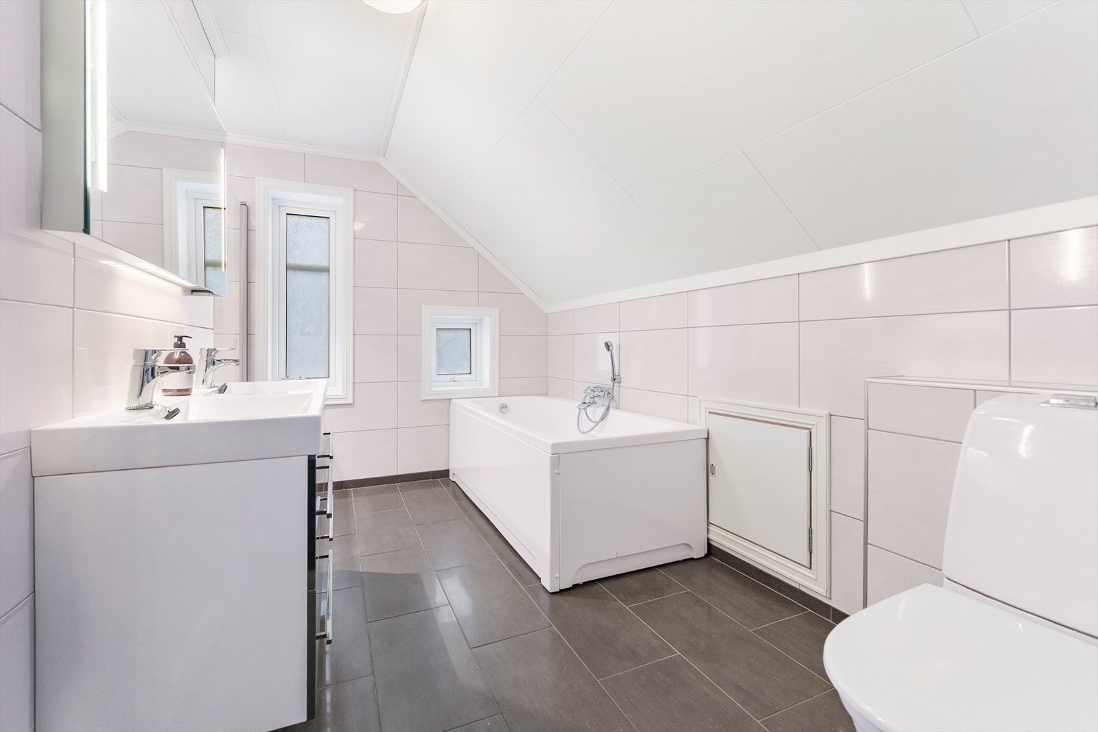 Innreiing og badekar på baderom Galleribilde