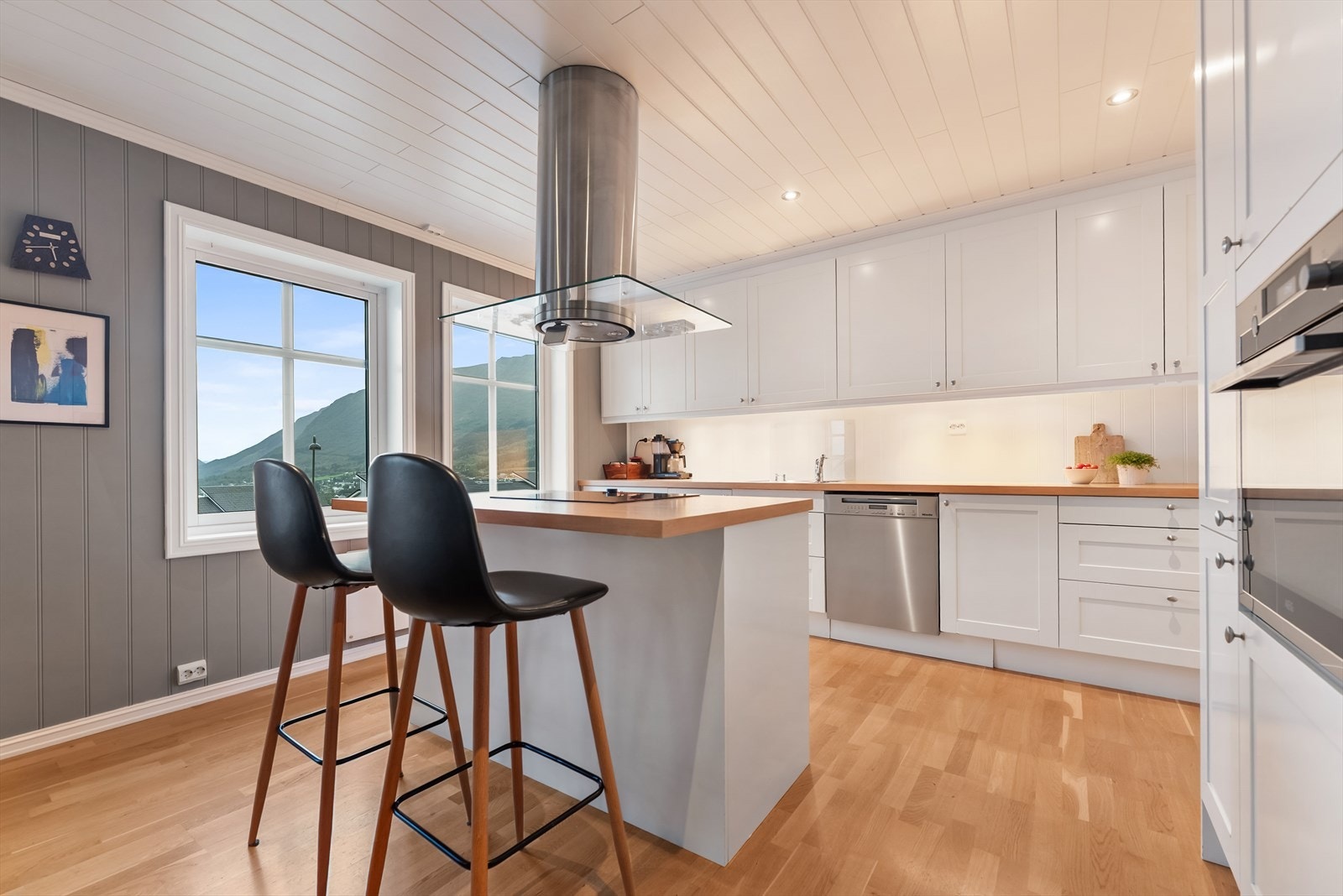 Lys og fin kjøkkeninnreiing Galleribilde