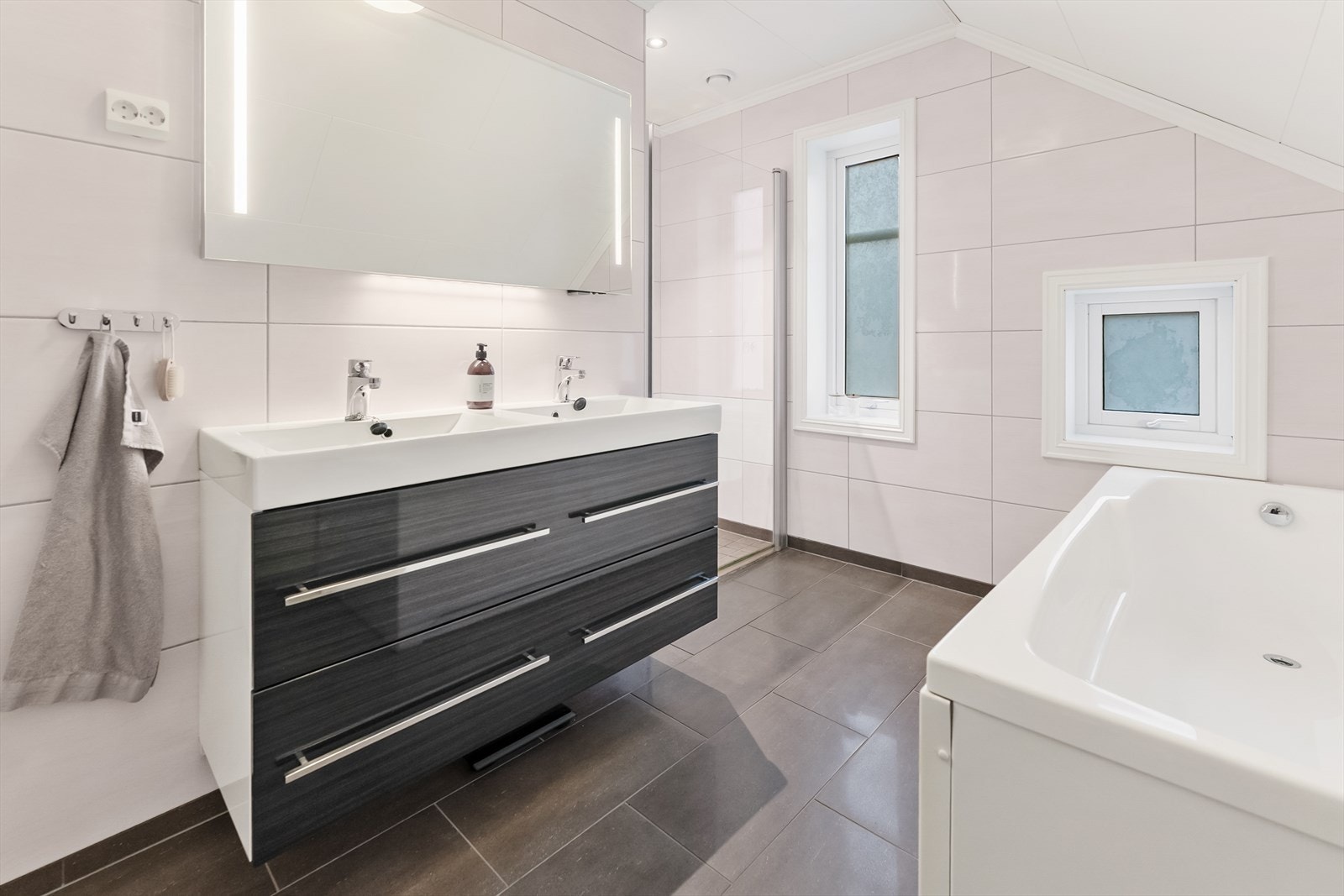 Stilreint baderom med både badekar og dusjhjørne Galleribilde