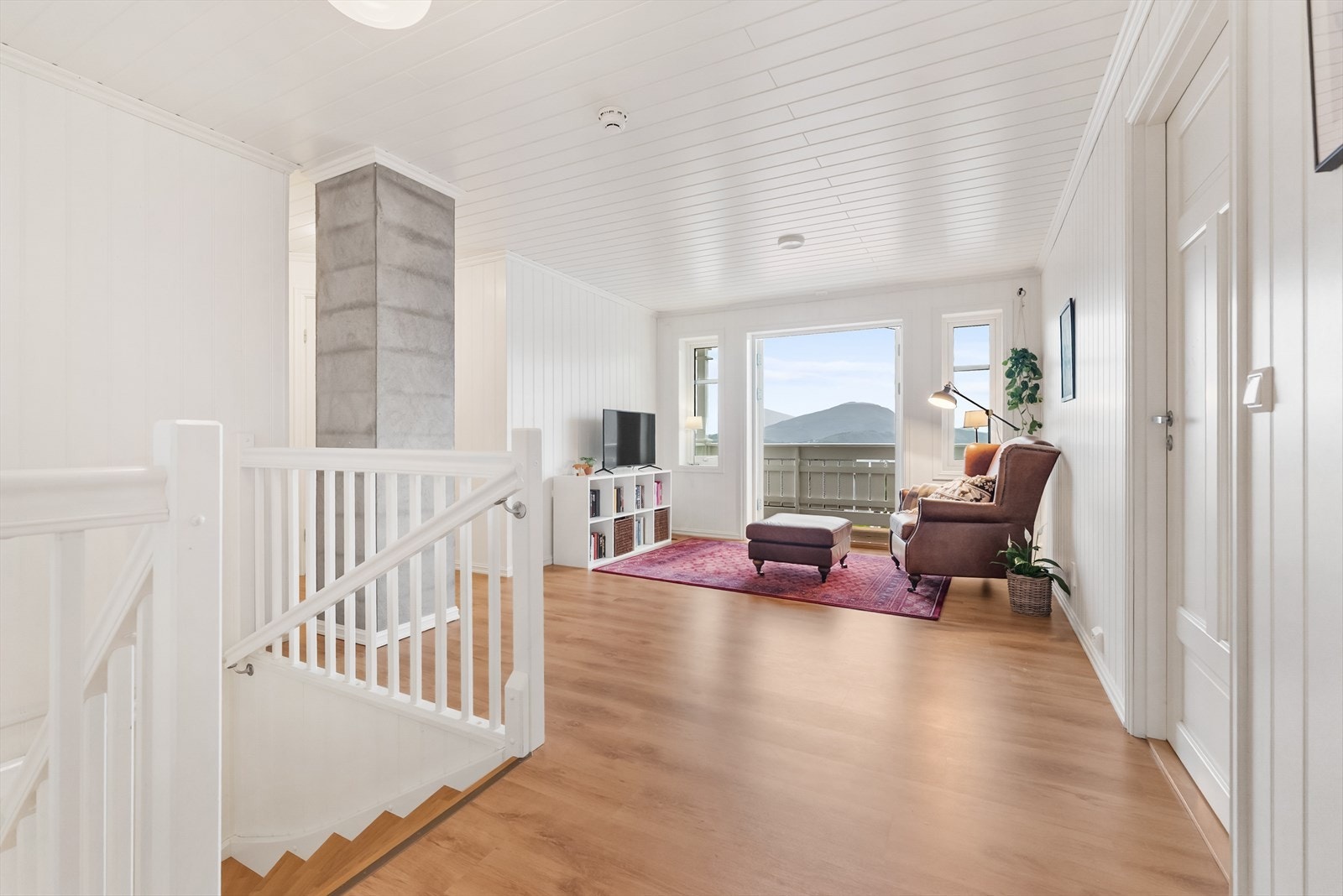 Loftstue med utgang til veranda Galleribilde