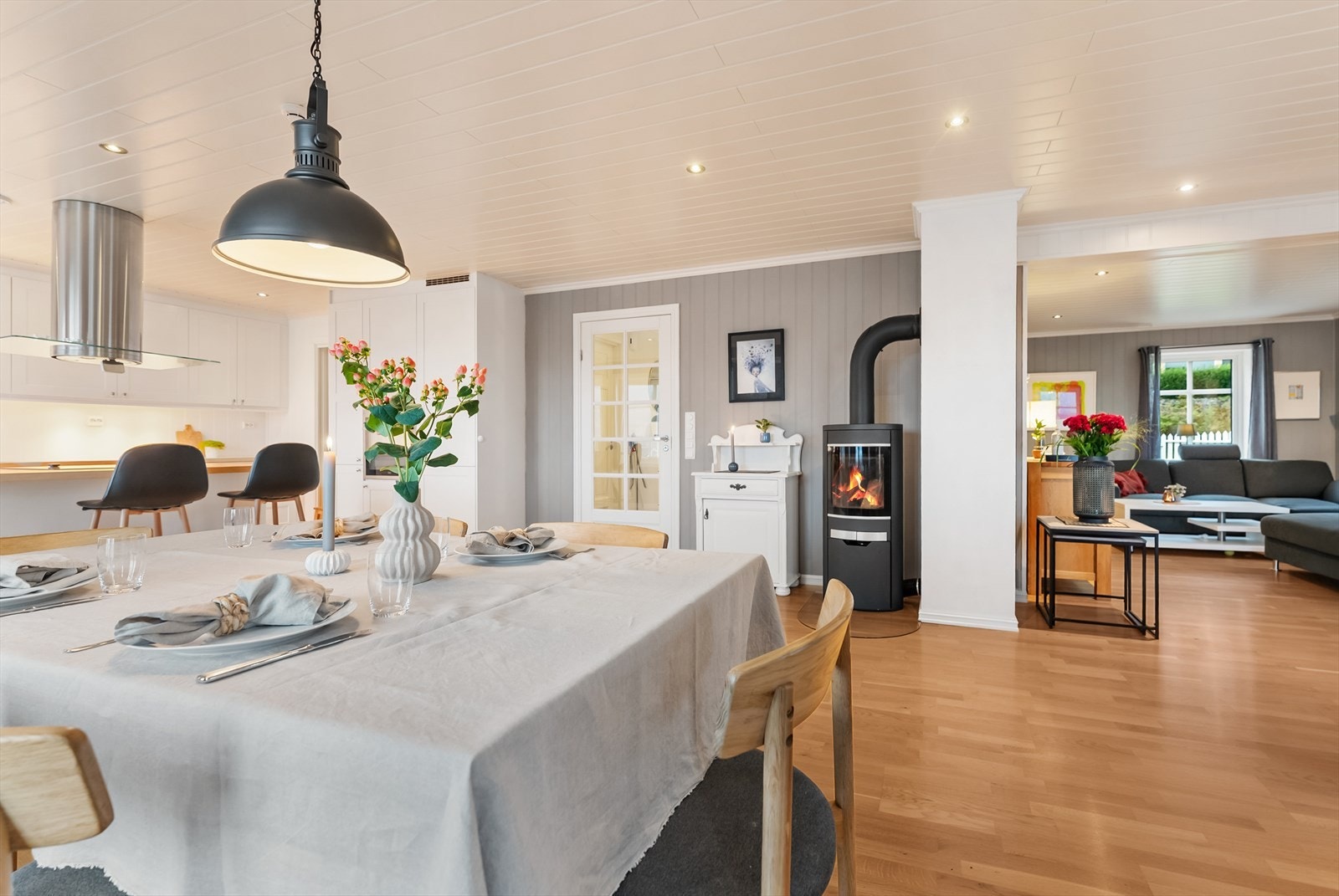 Romslig stue med ulike soner Galleribilde