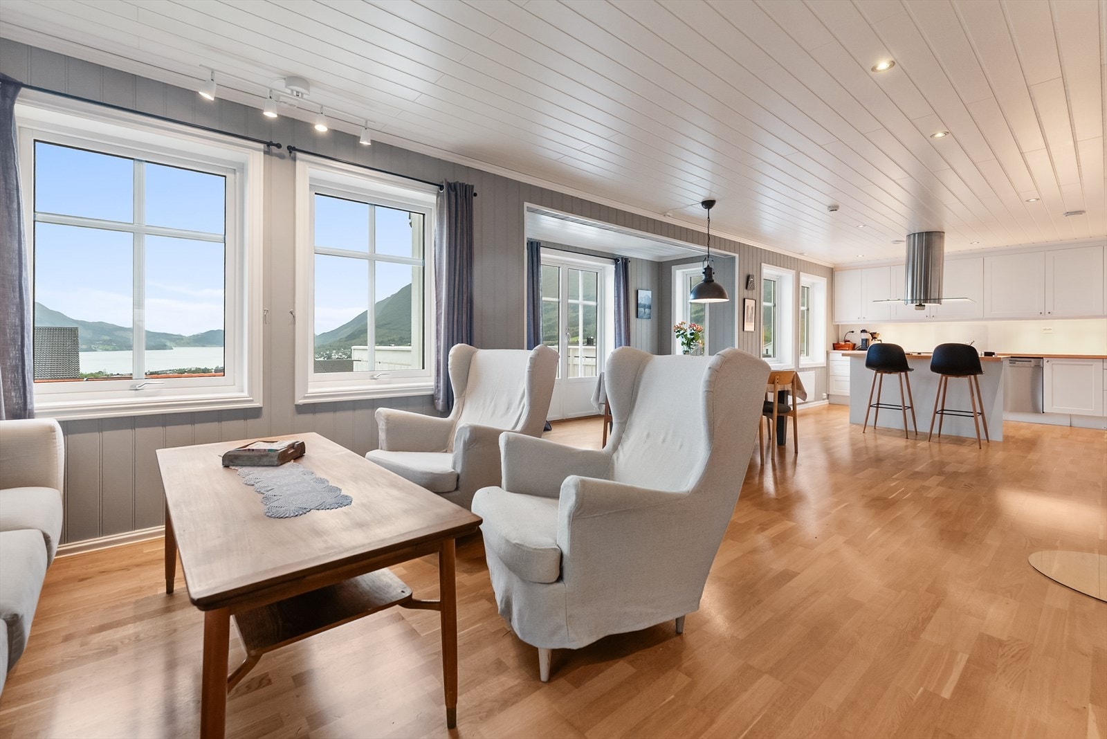 Sittegruppe på stue med kjøkken i bakgrunnen Galleribilde