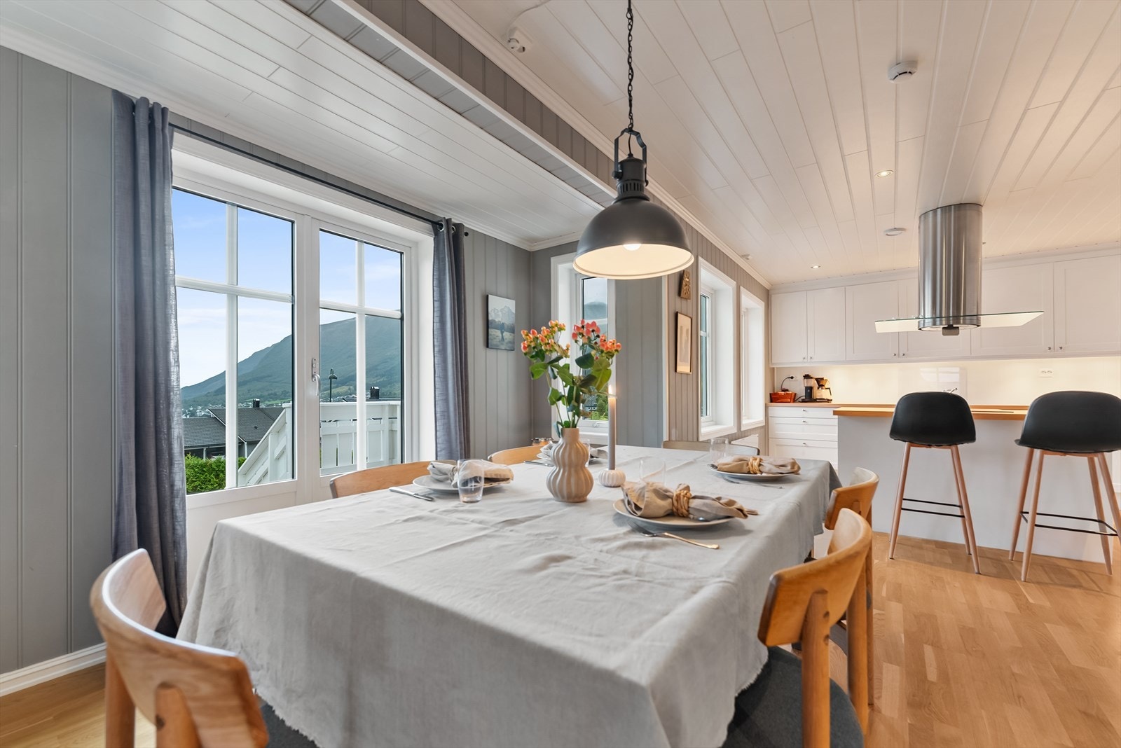 Spisestue mot kjøkken Galleribilde