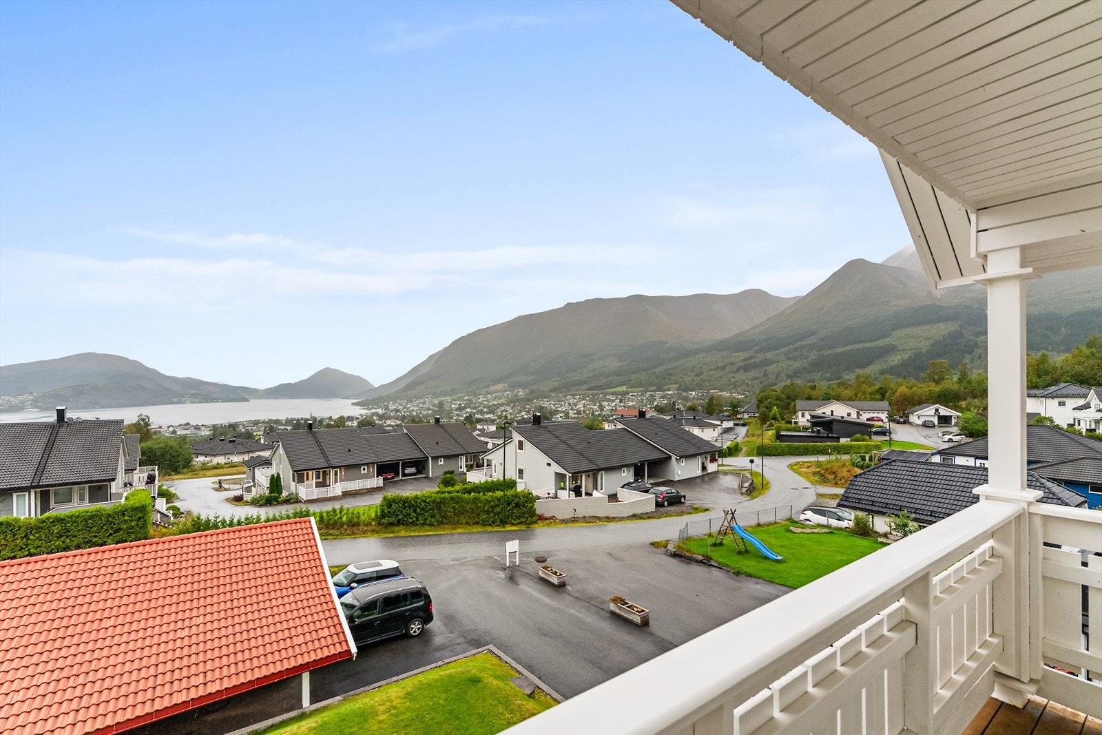 Fri og nydelig utsikt utover mot fjorden Galleribilde