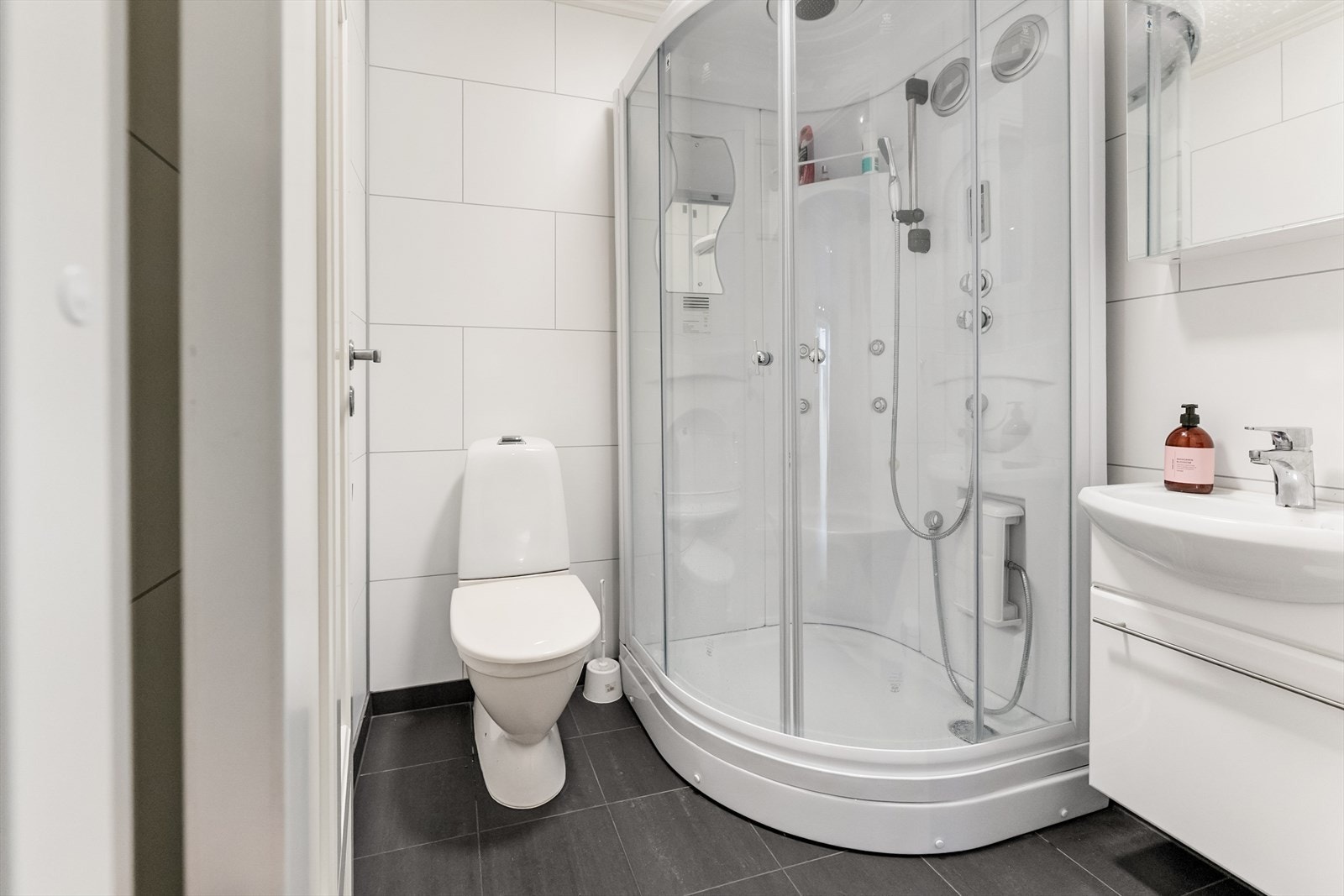 Baderom med dusjkabinett Galleribilde