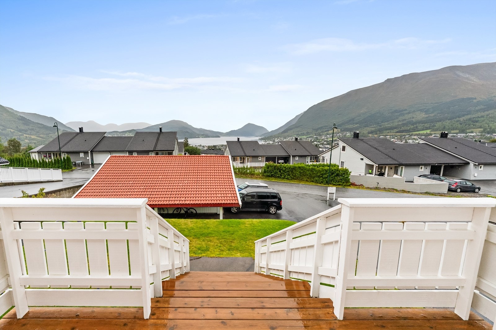 Terrasse m/trapp ned til plenareal Galleribilde