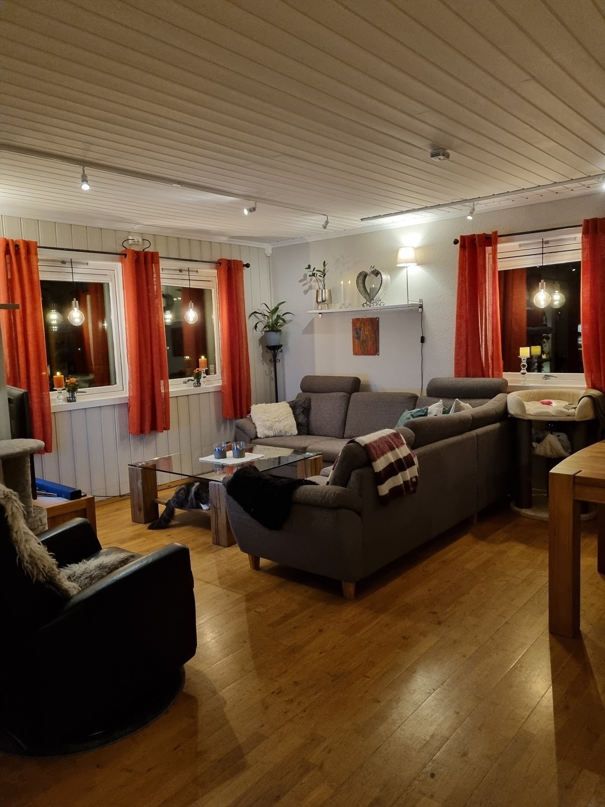 Taket i stua er nå malt etter at bildene ble tatt (privat bilde) Galleribilde