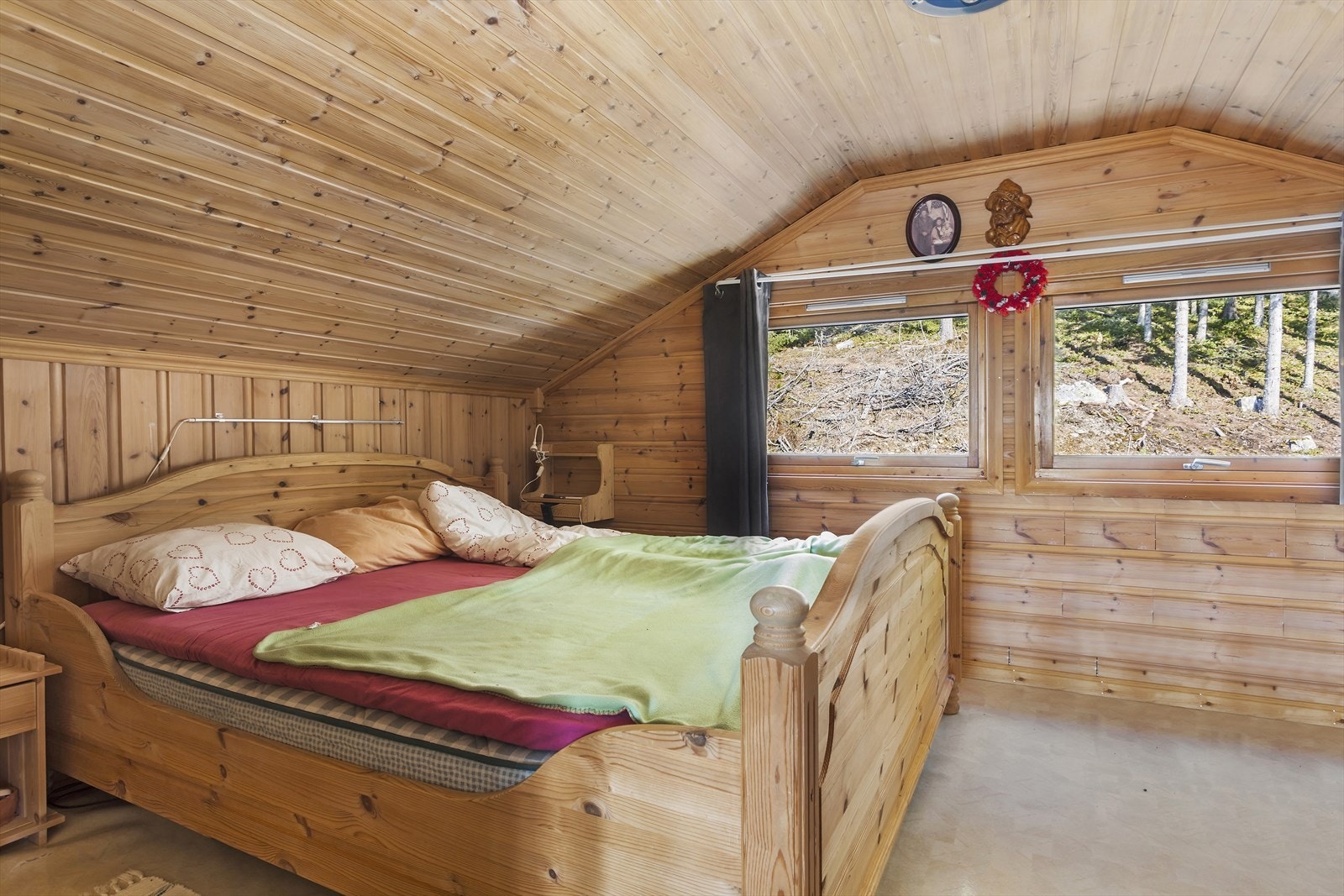 Det er 2 soverom på loft (ikke offentlig bruksendret, med disse bruksendret vil boligen ha totalt 6 soverom) Galleribilde