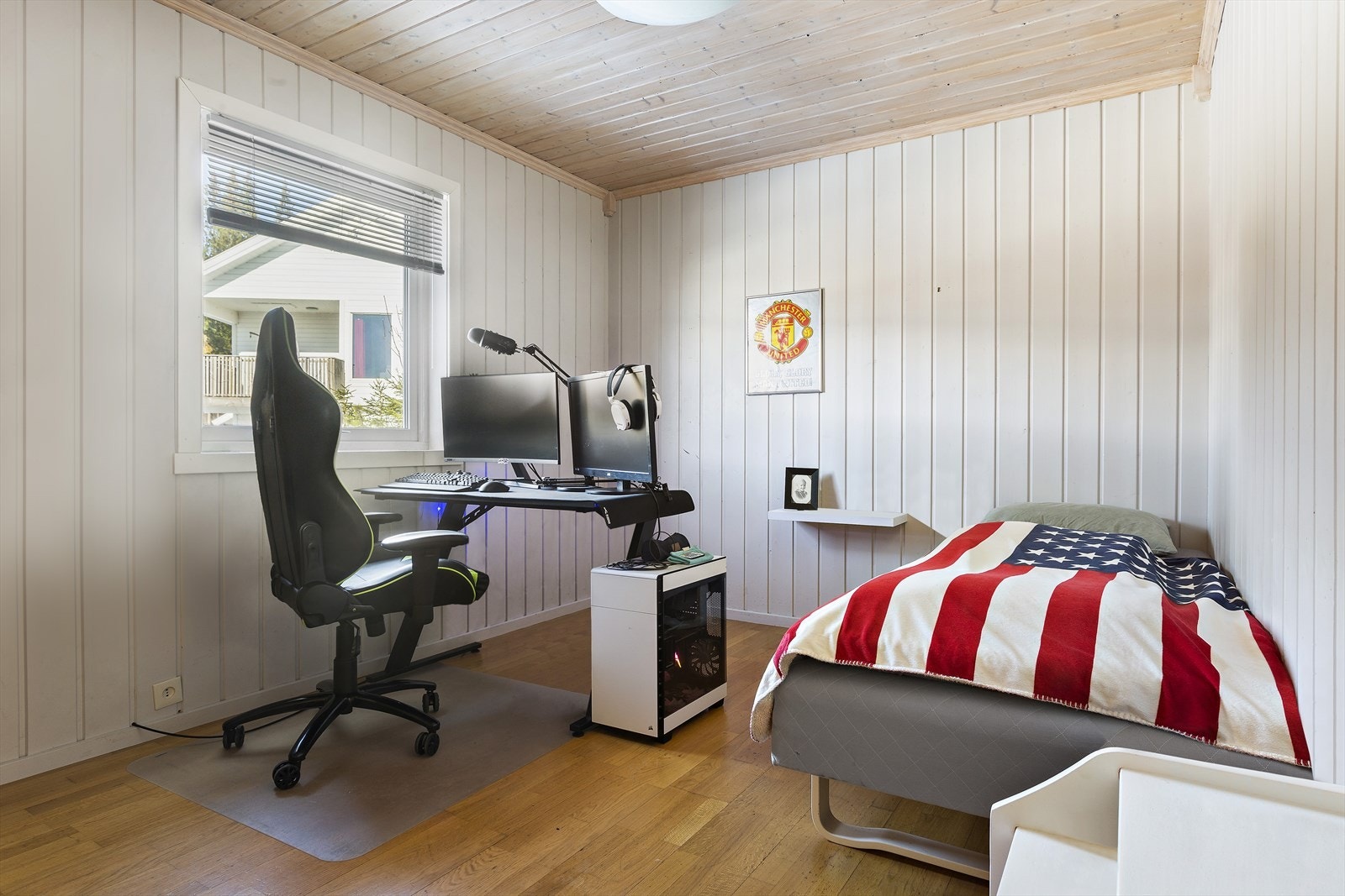 Det er fire soverom i boligen. Ett i underetasjen og 3 i 1. etasje. Galleribilde