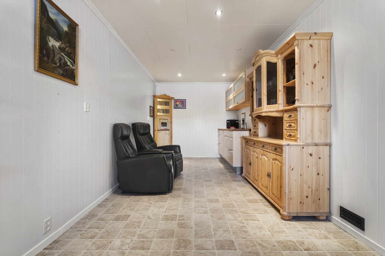 I andre enden av kontoret/kjellerstuen er det satt inn kjøkkeninnredning med oppvaskmaskin. Praktsisk også om det skal benyttes til annet formål. Varmepumpe og gulvvarme. Galleribilde