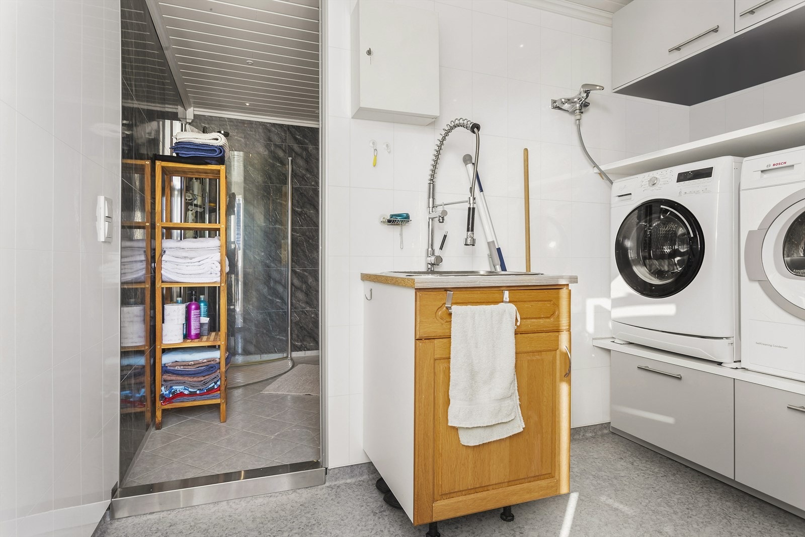 Kombinert bad/wc/vaskerom i 1. etasje. Vaskerommet ble oppgradert i 2019 med bl.a. nye våtromsplater og belegg. Mekanisk avtrekk ble montert i 2019. Galleribilde