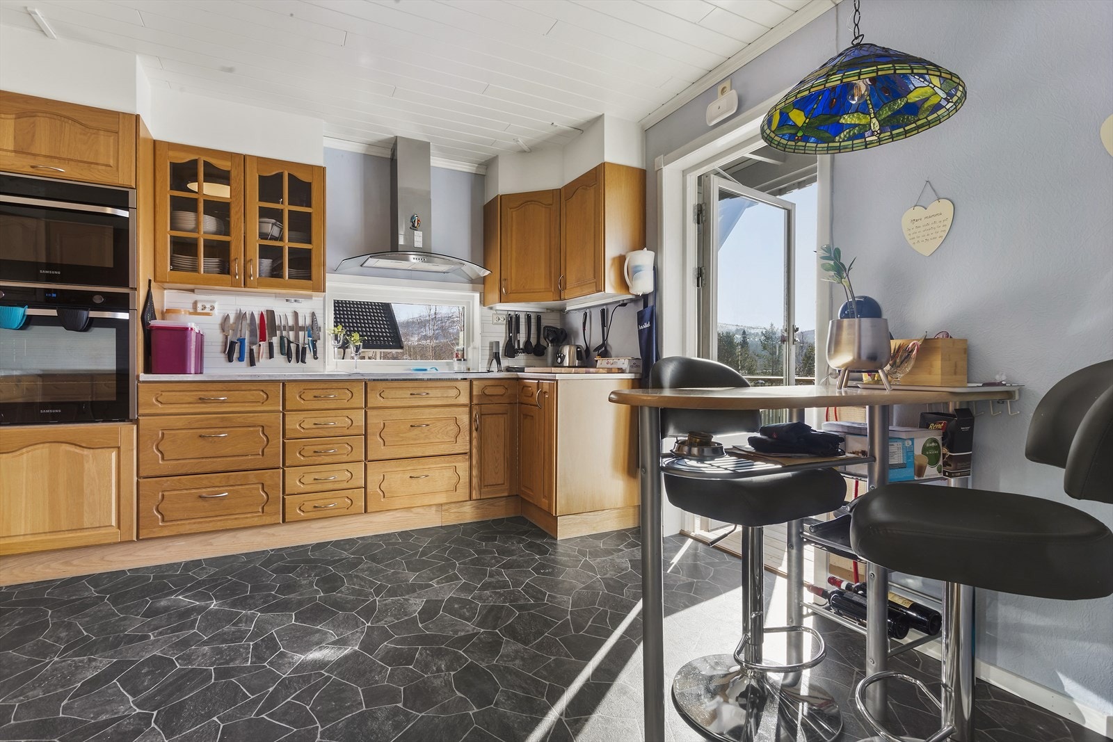 Brukt kjøkken ble satt inn i 2018. Herfra kan man gå ut en flott terrasse med fine sol og utsiktsforhold. Galleribilde