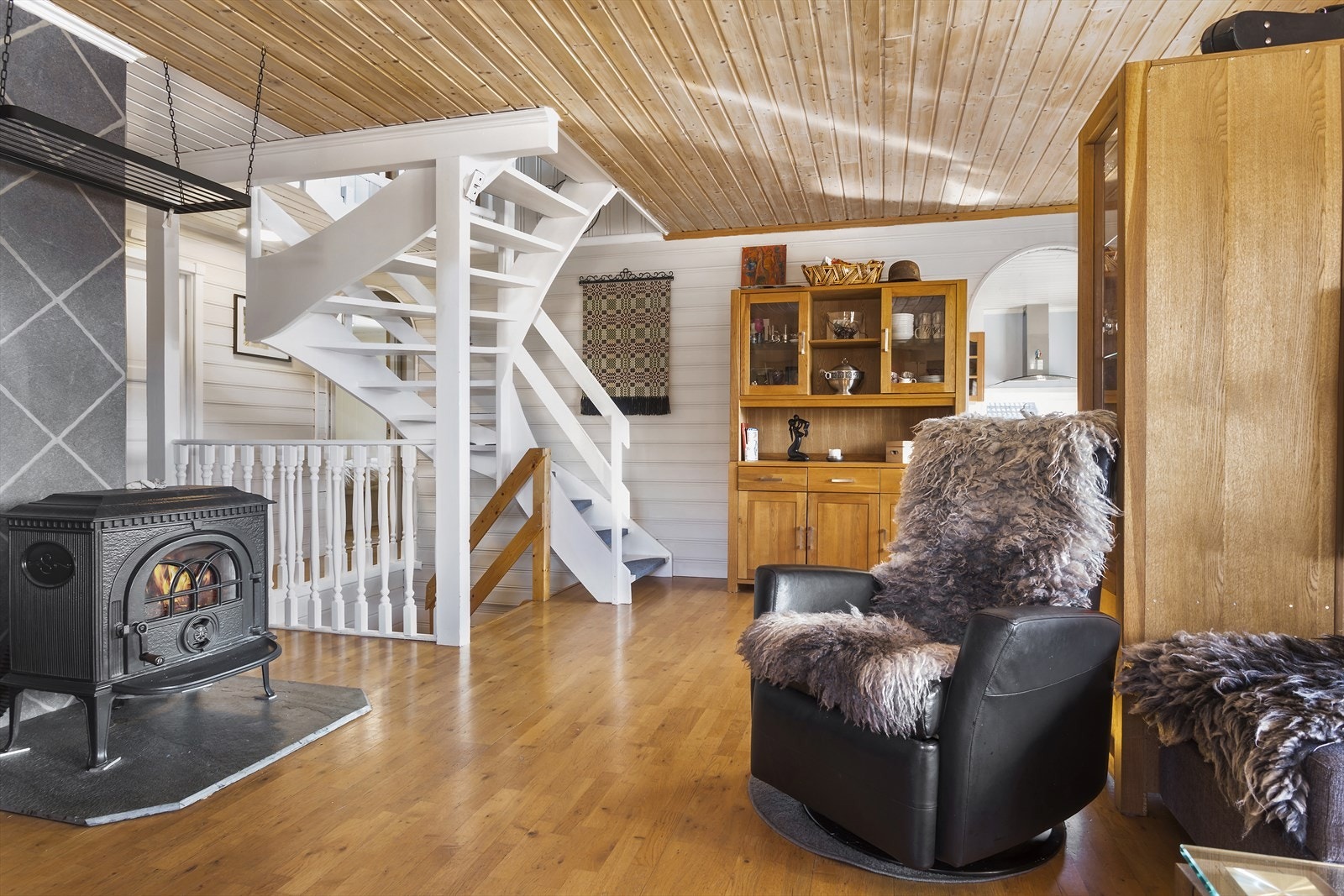 Hyggelig stue med trapp opp til loft. Nå er taket malt hvitt. Galleribilde